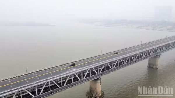Hà Nội sẽ điều chỉnh tổ chức giao thông nhằm phục vụ thi công khe co giãn phía bắc cầu Thăng Long và thảm bê-tông nhựa sửa chữa mặt cầu. (Ảnh: BND)