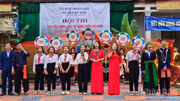 Truyền thông về phòng chống tảo hôn và hôn nhân cận huyết thống ở các xã vùng núi cao tỉnh Nghệ An.