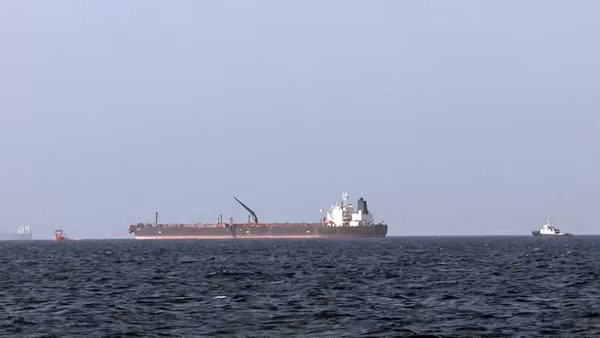 Tàu chở dầu của Nga ở ngoài khơi bờ biển Mangalore, Ấn Độ ngày 22/3/2026. (Ảnh: ANI/TTXVN)