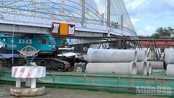 Hiện trường sà lan va chạm với cầu Nông sản thực phẩm ở xã Đầm Dơi, tỉnh Cà Mau vào chiều 26/10. (Ảnh: HỮU TÙNG)