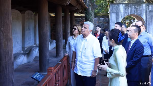 Tổng thống Cộng hòa Panama José Raúl Mulino và Phu nhân nghe giới thiệu về bia tiến sĩ. (Ảnh: Tuấn Anh/TTXVN)