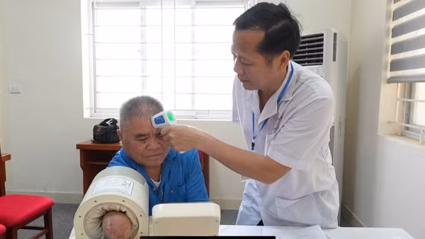 Khám bệnh cho người có công tại Trung tâm Điều dưỡng Người có công.