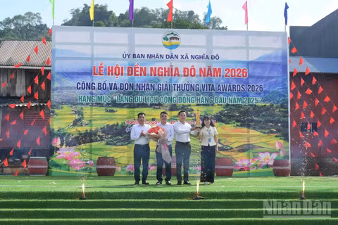 Lãnh đạo Sở Văn hóa, Thể thao và Du lịch tỉnh Lào Cai trao giải thưởng “Làng du lịch cộng đồng hàng đầu năm 2025” cho xã Nghĩa Đô. (Ảnh: CÔNG HẢI)