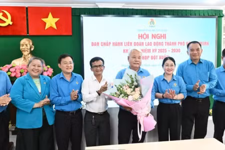 Đồng chí Võ Khắc Thái, Chủ tịch Liên đoàn Lao động thành phố khóa I, nhiệm kỳ 2025-2030, ra mắt tại hội nghị. (Ảnh: VIỆT DŨNG)