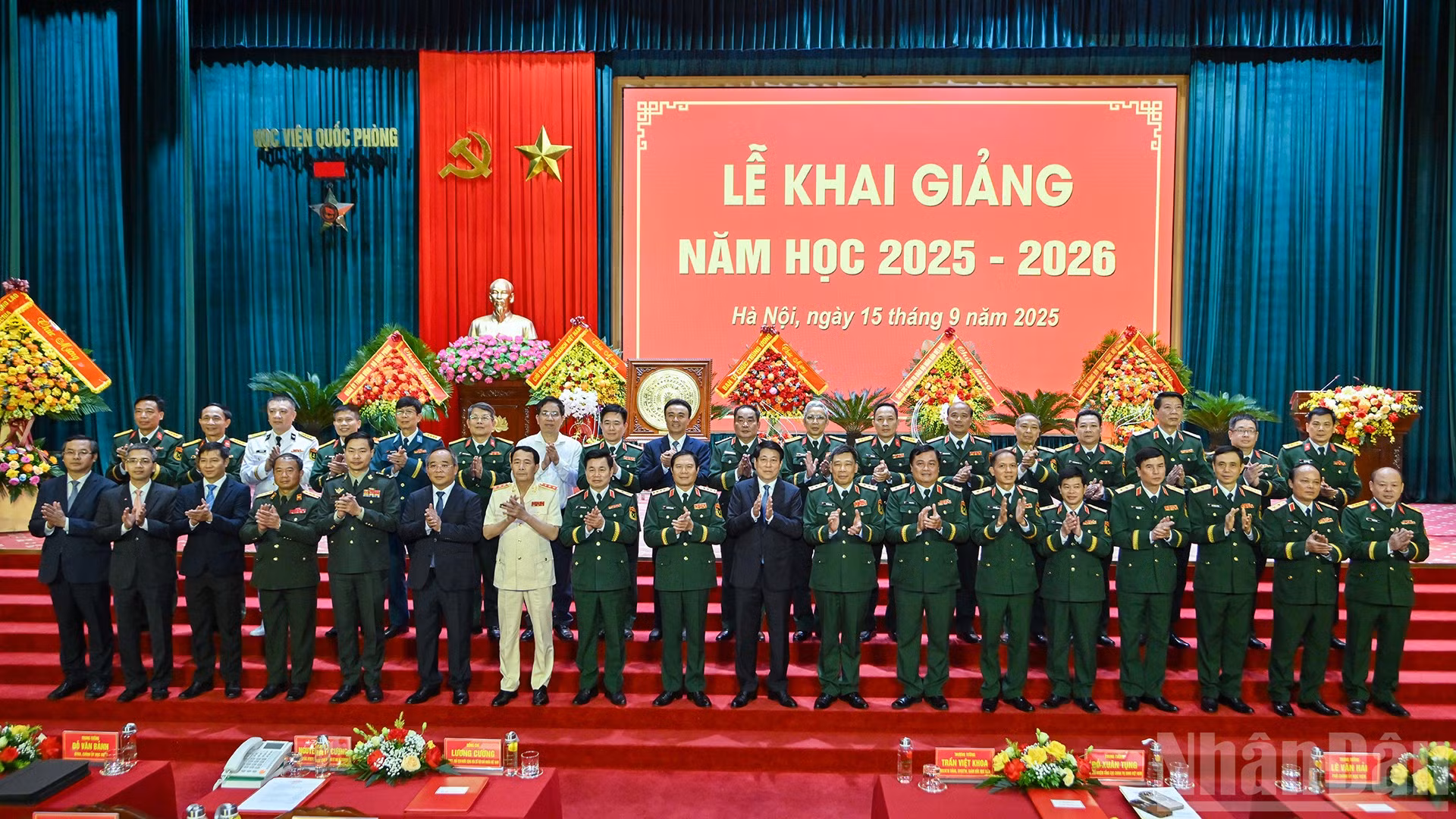 Chủ tịch nước Lương Cường với các đồng chí lãnh đạo Bộ Quốc phòng, Học viện Quốc phòng và đại biểu tại lễ khai giảng.