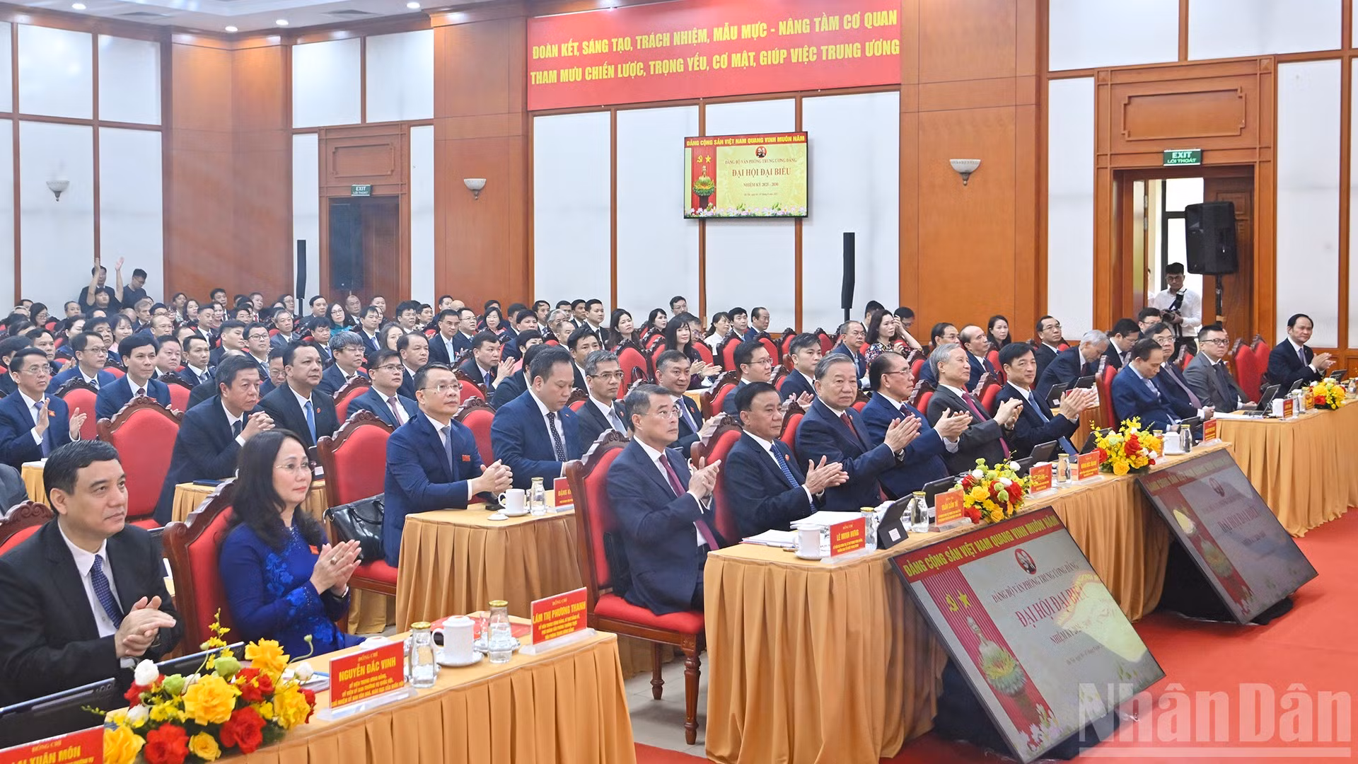 Tổng Bí thư Tô Lâm cùng các đồng chí lãnh đạo, nguyên lãnh đạo Đảng, Nhà nước và đại biểu dự Đại hội đại biểu Đảng bộ Văn phòng Trung ương Đảng nhiệm kỳ 2025-2030.