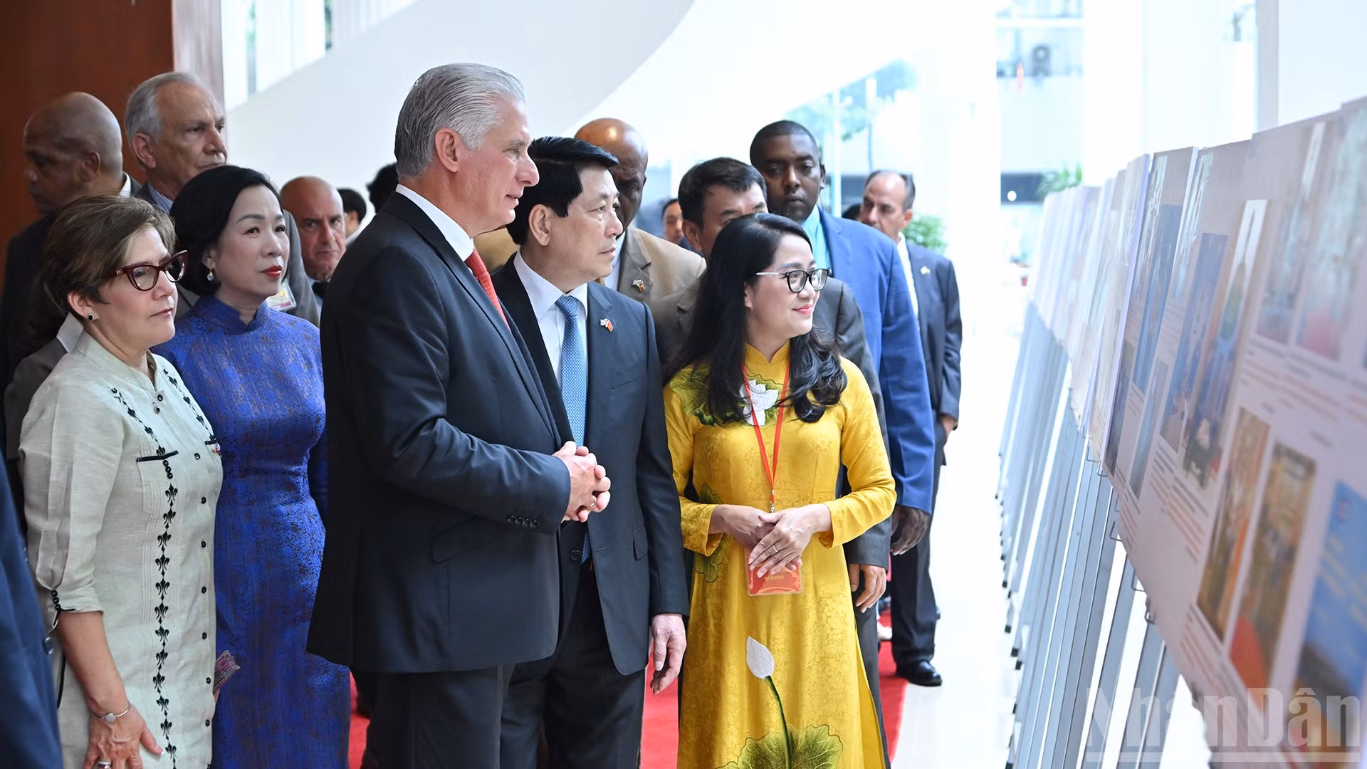 Chủ tịch nước Lương Cường và Phu nhân cùng Bí thư Thứ nhất, Chủ tịch nước Cộng hòa Cuba Miguel Diaz Canel Bermudez và Phu nhân tham quan triển lãm ảnh tại lễ kỷ niệm.