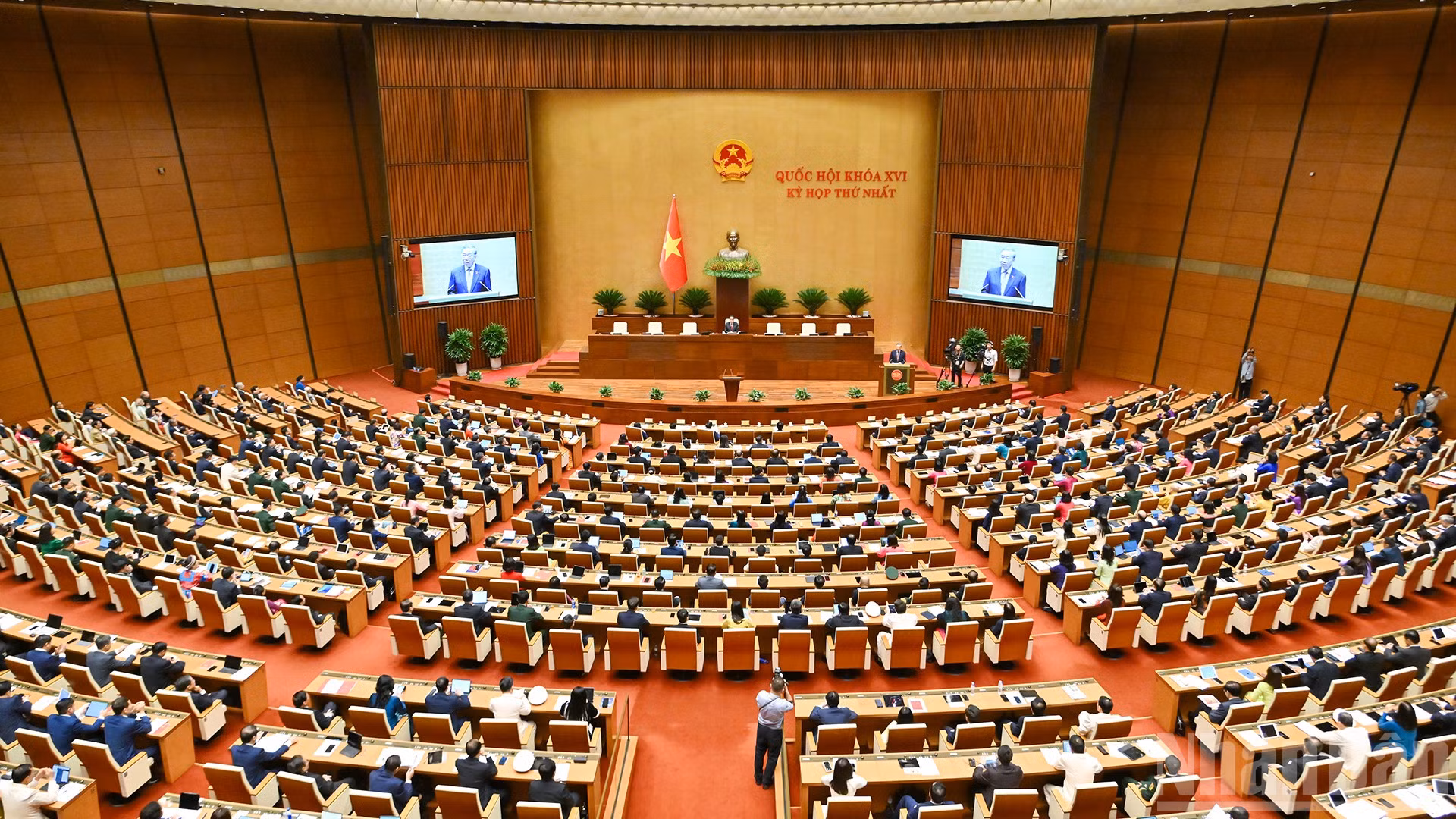 Quang cảnh phiên khai mạc Kỳ họp thứ nhất, Quốc hội khóa XVI.