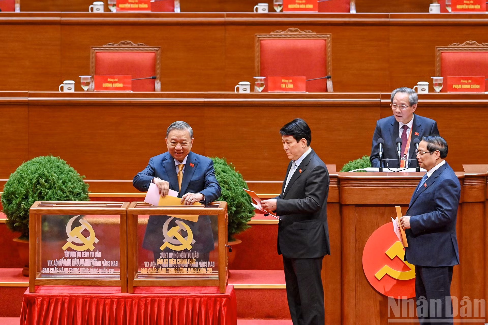 Tổng Bí thư Tô Lâm, Chủ tịch nước Lương Cường, Thủ tướng Phạm Minh Chính bỏ phiếu Bầu Ban Chấp hành Trung ương khóa XIV. (Ảnh ĐĂNG KHOA)