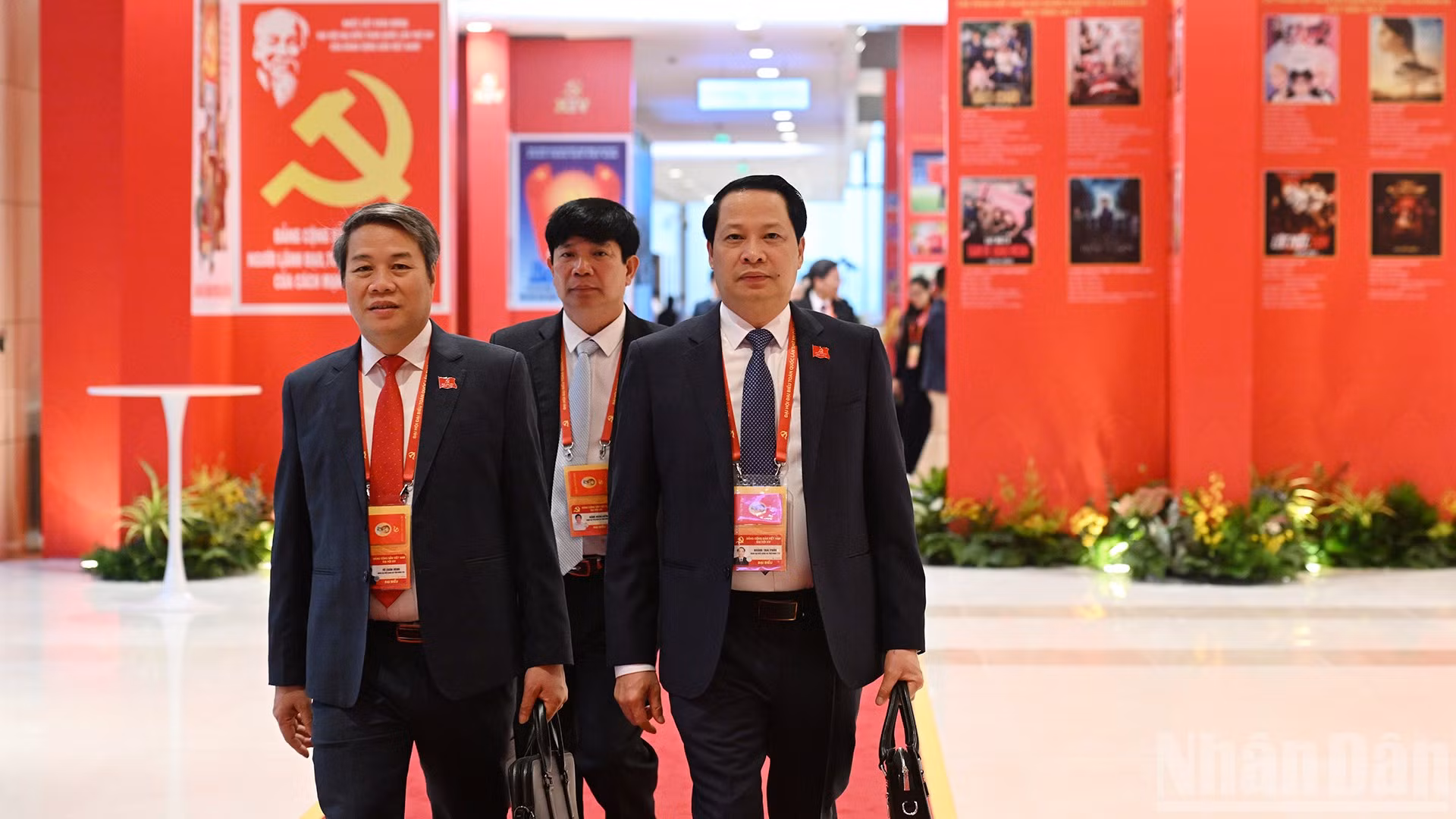 Các đại biểu tới dự phiên khai mạc Đại hội đại biểu toàn quốc lần thứ XIV Đảng Cộng sản Việt Nam. (Ảnh: TRẦN HẢI)