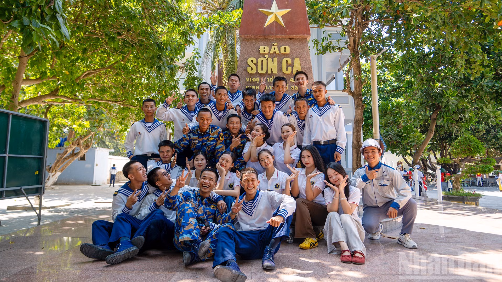 Các học viên Học viện Múa Việt Nam lưu lại kỷ niệm đáng nhớ với các chiến sĩ trên đảo Sơn Ca.