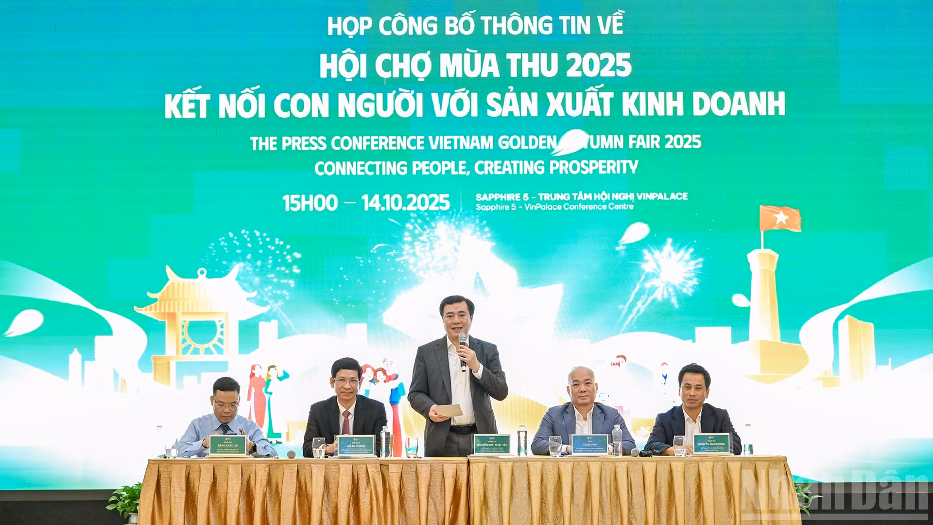 Thứ trưởng Công thương Nguyễn Sinh Nhật Tân; Thứ trưởng Văn hóa, Thể thao và Du lịch Hồ An Phong cùng lãnh đạo các đơn vị thuộc hai Bộ và Ủy ban nhân dân thành phố Hà Nội chủ trì họp báo.