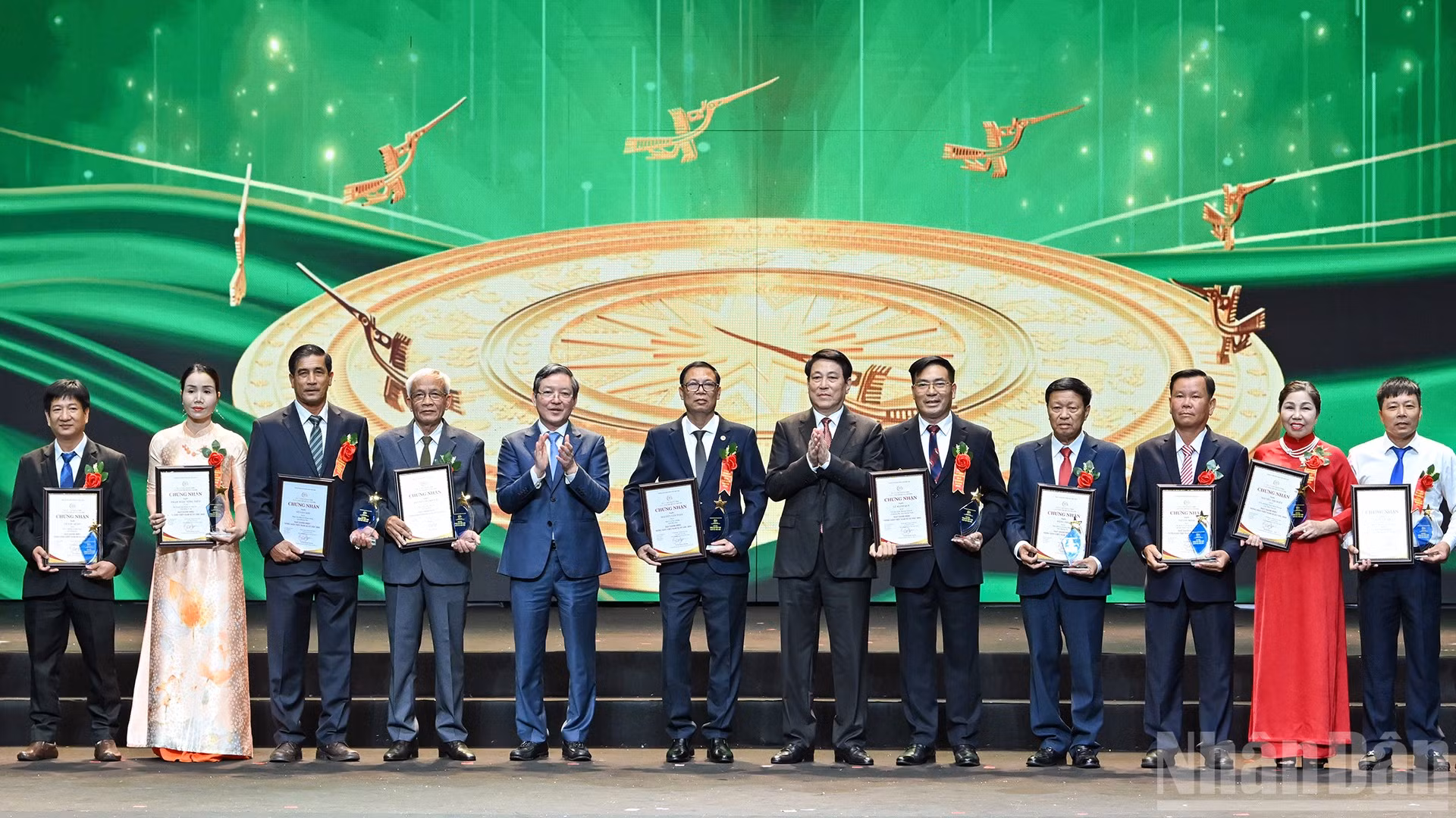 Chủ tịch nước Lương Cường và Chủ tịch Ban Chấp hành Trung ương Hội Nông dân Việt Nam Lương Quốc Đoàn trao biểu trưng và chứng nhận tặng nhóm Những nông dân tỷ phú và Hội nhập quốc tế.