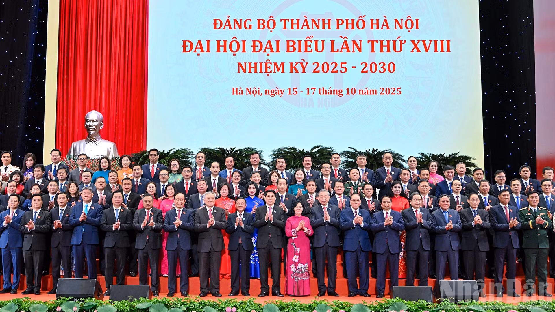 Các đồng chí lãnh đạo, nguyên lãnh đạo Đảng, Nhà nước và đại biểu tại Đại hội đại biểu Đảng bộ thành phố Hà Nội lần thứ XVIII, nhiệm kỳ 2025-2030. (Ảnh: THỦY NGUYÊN)