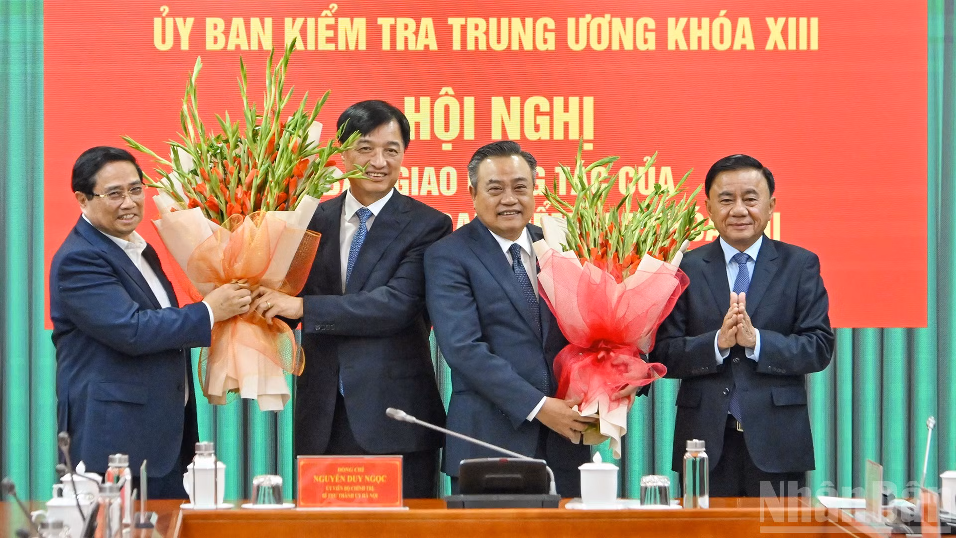Thủ tướng Phạm Minh Chính và Thường trực Ban Bí thư Trần Cẩm Tú tặng hoa chúc mừng Bí thư Thành ủy Hà Nội Nguyễn Duy Ngọc và Chủ nhiệm Ủy ban Kiểm tra Trung ương Trần Sỹ Thanh.