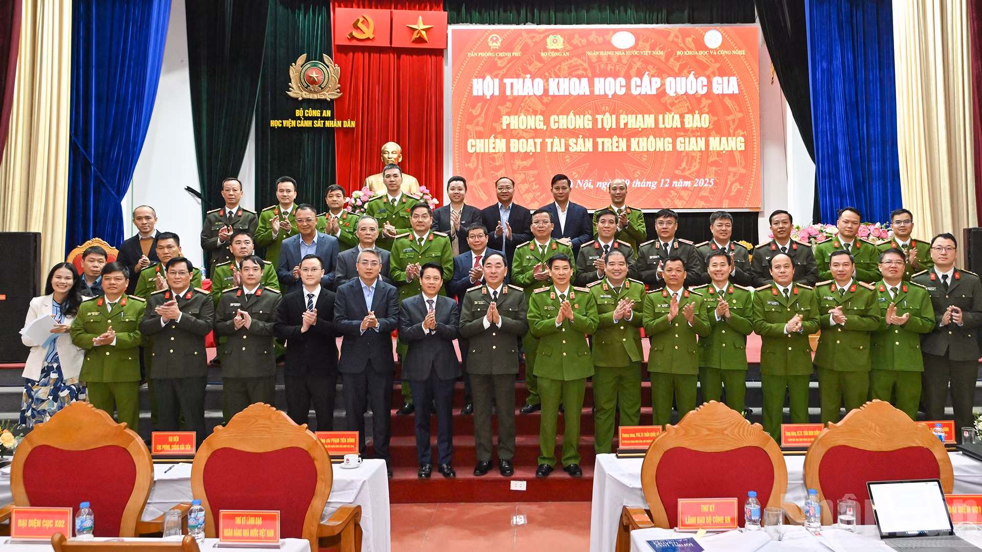 Các đại biểu tại Hội thảo khoa học cấp quốc gia “Phòng, chống tội phạm lừa đảo chiếm đoạt tài sản trên không gian mạng”.