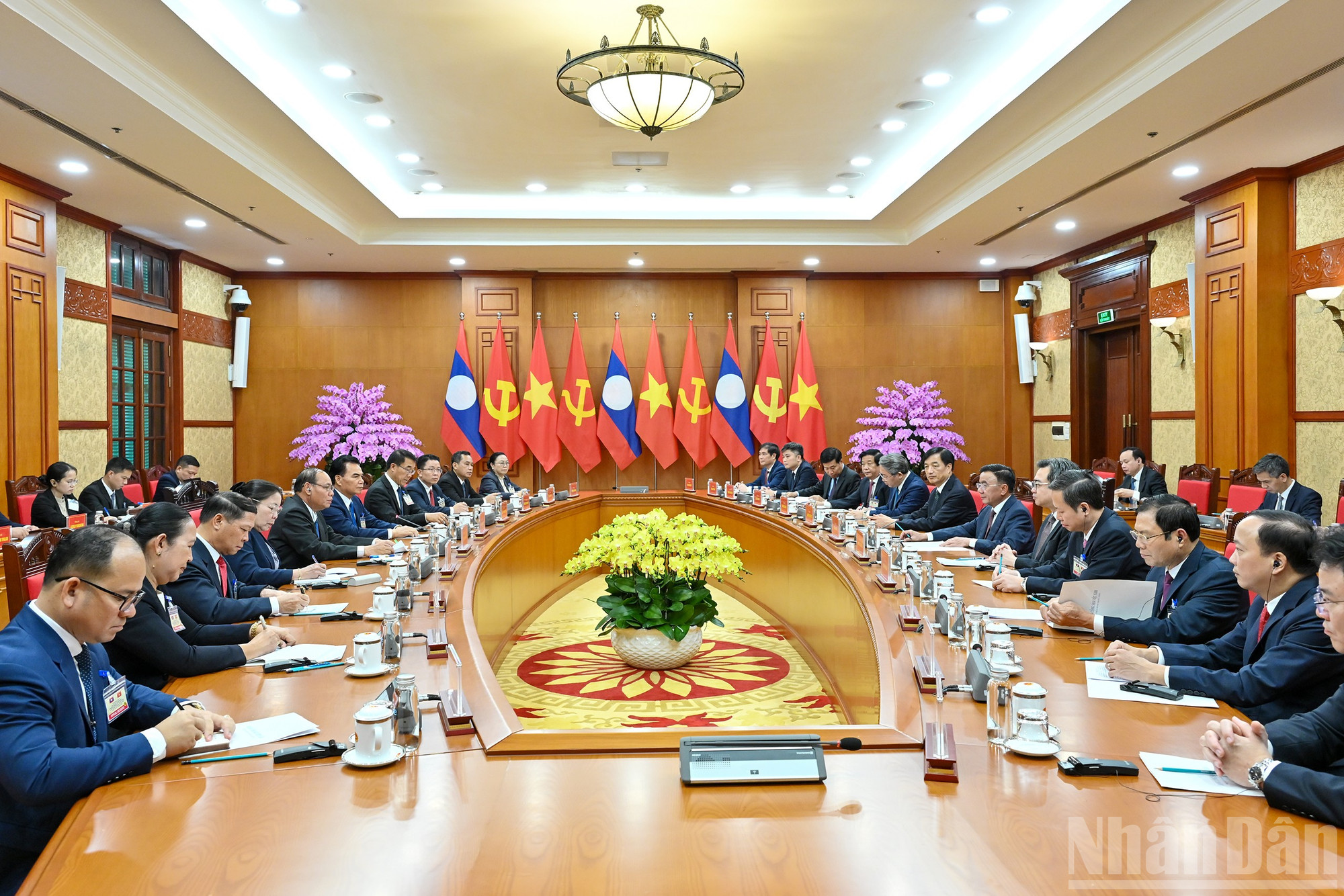 Quang cảnh hội đ&agrave;m giữa Thường trực Ban B&iacute; thư Trần Cẩm T&uacute; v&agrave; Thường trực Ban B&iacute; thư Trung ương Đảng Nh&acirc;n d&acirc;n C&aacute;ch mạng L&agrave;o Vilay Vikhamphong.
