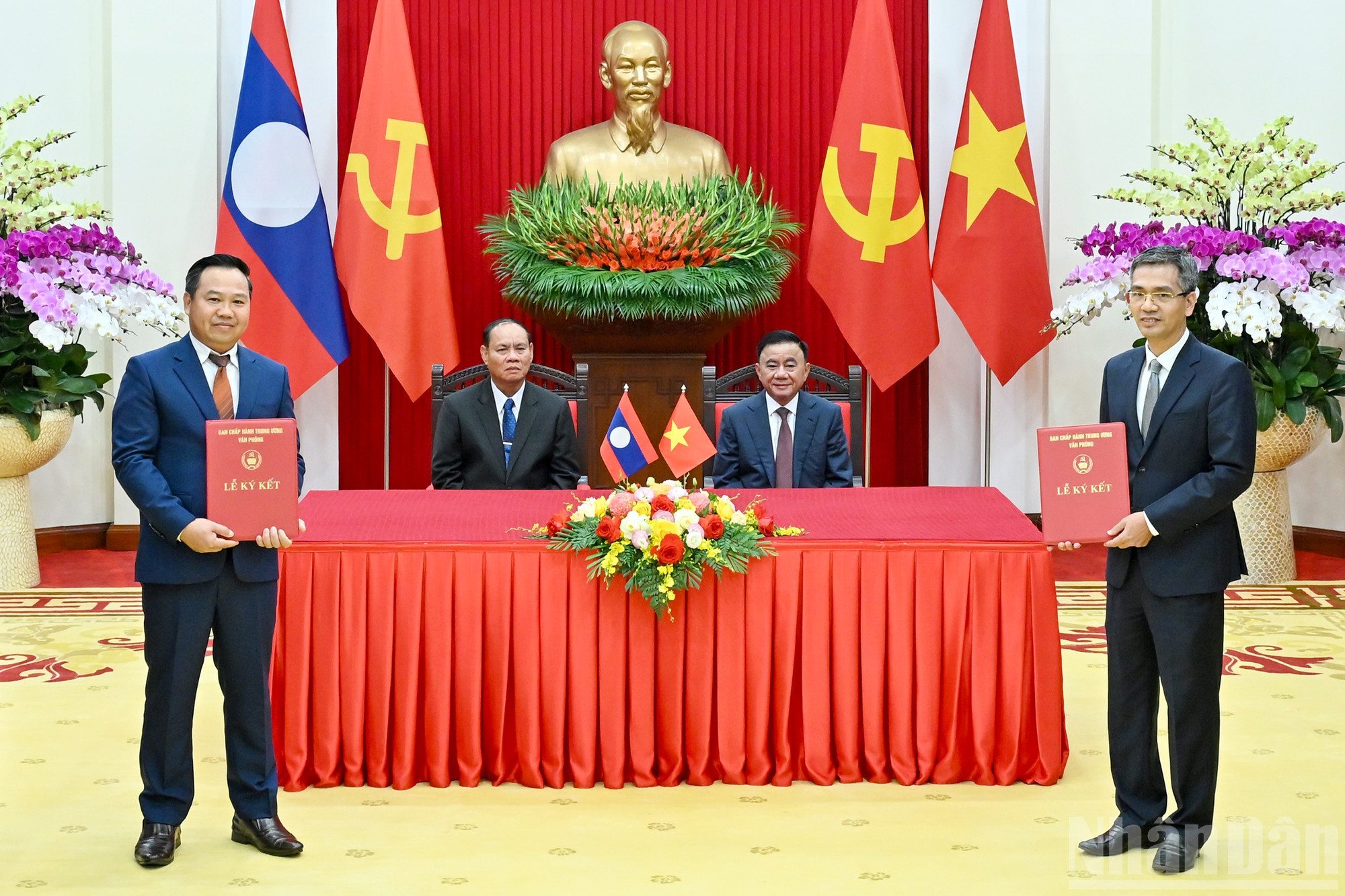 Thường trực Ban B&iacute; thư Trần Cẩm T&uacute; v&agrave; Thường trực Ban B&iacute; thư Trung ương Đảng Nh&acirc;n d&acirc;n C&aacute;ch mạng L&agrave;o Vilay Vikhamphong chứng kiến lễ trao Đề &aacute;n hợp t&aacute;c trong lĩnh vực chuyển đổi số giữa hai Văn ph&ograve;ng giai đoạn 2026-2030 tr&ecirc;n tinh thần đo&agrave;n, hữu nghị, hợp t&aacute;c v&agrave; đồng h&agrave;nh.