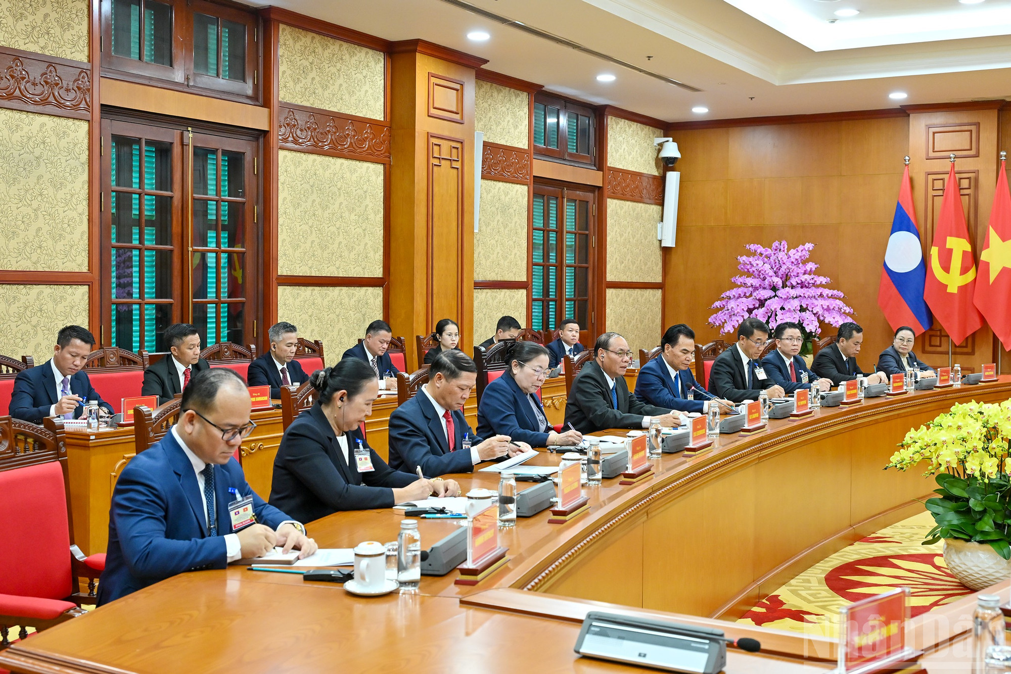 Thường trực Ban B&iacute; thư Trung ương Đảng Nh&acirc;n d&acirc;n C&aacute;ch mạng L&agrave;o Vilay Vikhamphong c&ugrave;ng c&aacute;c đại biểu dự hội đ&agrave;m.