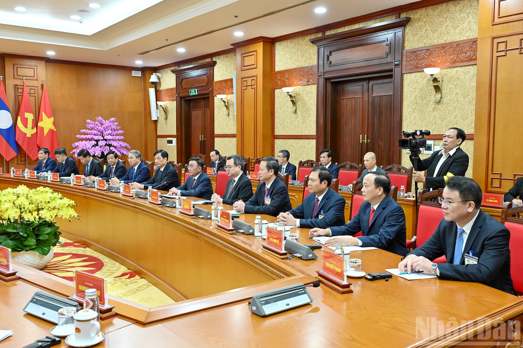 Thường trực Ban B&iacute; thư Trần Cẩm T&uacute; v&agrave; c&aacute;c đại biểu Việt Nam tham dự hội đ&agrave;m.