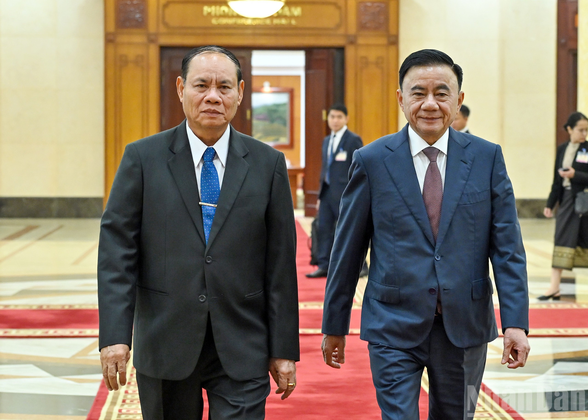 Thường trực Ban B&iacute; thư Trần Cẩm T&uacute; v&agrave; Thường trực Ban B&iacute; thư Trung ương Đảng Nh&acirc;n d&acirc;n C&aacute;ch mạng L&agrave;o Vilay Vikhamphong tới dự lễ trao văn kiện hợp t&aacute;c giữa Văn ph&ograve;ng Trung ương Đảng Cộng sản Việt Nam v&agrave; Văn ph&ograve;ng Trung ương Đảng Nh&acirc;n d&acirc;n C&aacute;ch mạng L&agrave;o.