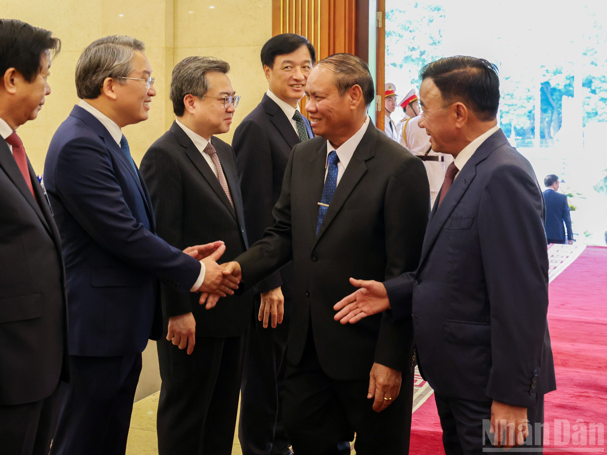 Thường trực Ban B&iacute; thư Trung ương Đảng Nh&acirc;n d&acirc;n C&aacute;ch mạng L&agrave;o Vilay Vikhamphong với c&aacute;c đại biểu Việt Nam tại lễ đ&oacute;n.