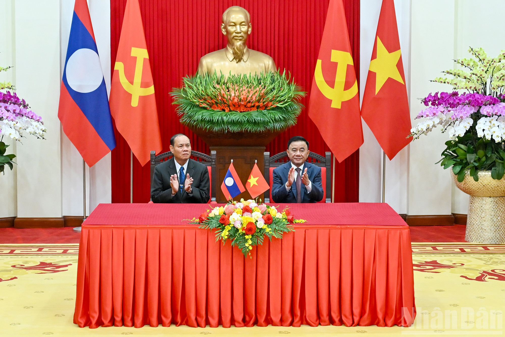 Thường trực Ban B&iacute; thư Trần Cẩm T&uacute; v&agrave; Thường trực Ban B&iacute; thư Trung ương Đảng Nh&acirc;n d&acirc;n C&aacute;ch mạng L&agrave;o Vilay Vikhamphong dự lễ trao văn kiện hợp t&aacute;c giữa hai Văn ph&ograve;ng.
