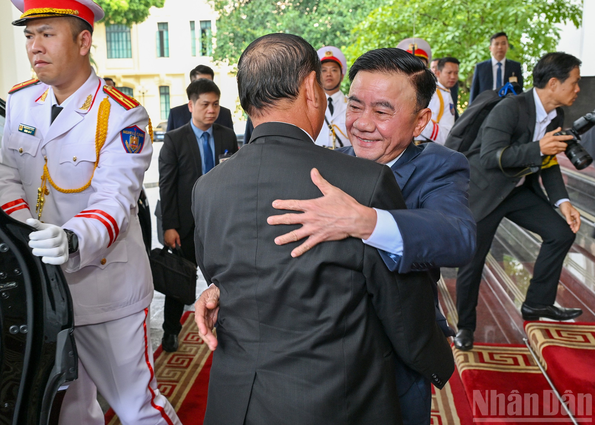 Thường trực Ban B&iacute; thư Trần Cẩm T&uacute; đ&oacute;n Thường trực Ban B&iacute; thư Trung ương Đảng Nh&acirc;n d&acirc;n C&aacute;ch mạng L&agrave;o Vilay Vikhamphong tại Trụ sở Trung ương Đảng.