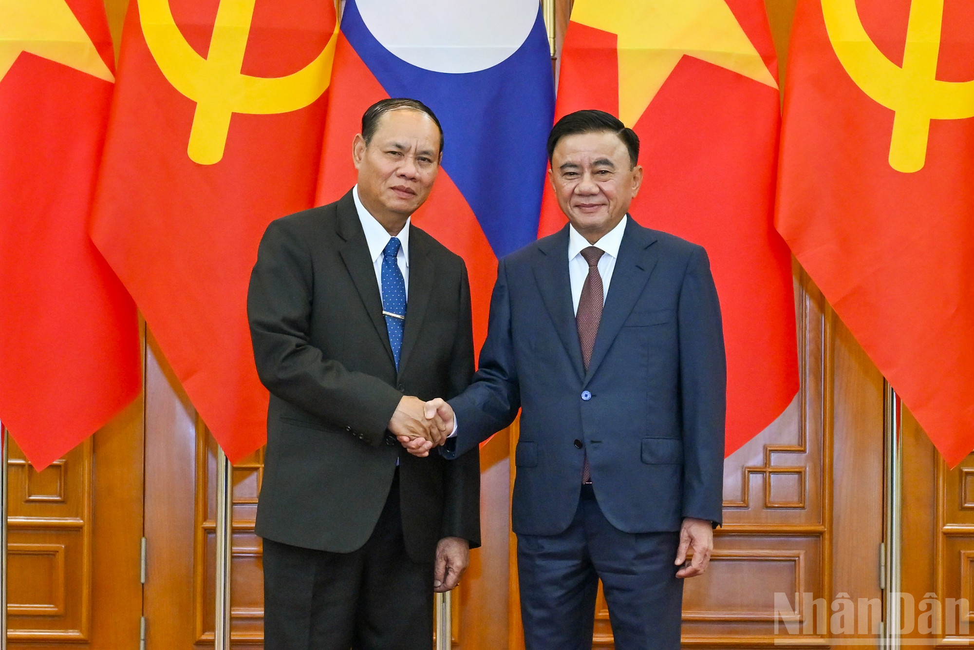 Thường trực Ban B&iacute; thư Trần Cẩm T&uacute; v&agrave; Thường trực Ban B&iacute; thư Trung ương Đảng Nh&acirc;n d&acirc;n C&aacute;ch mạng L&agrave;o Vilay Vikhamphong tại lễ đ&oacute;n.