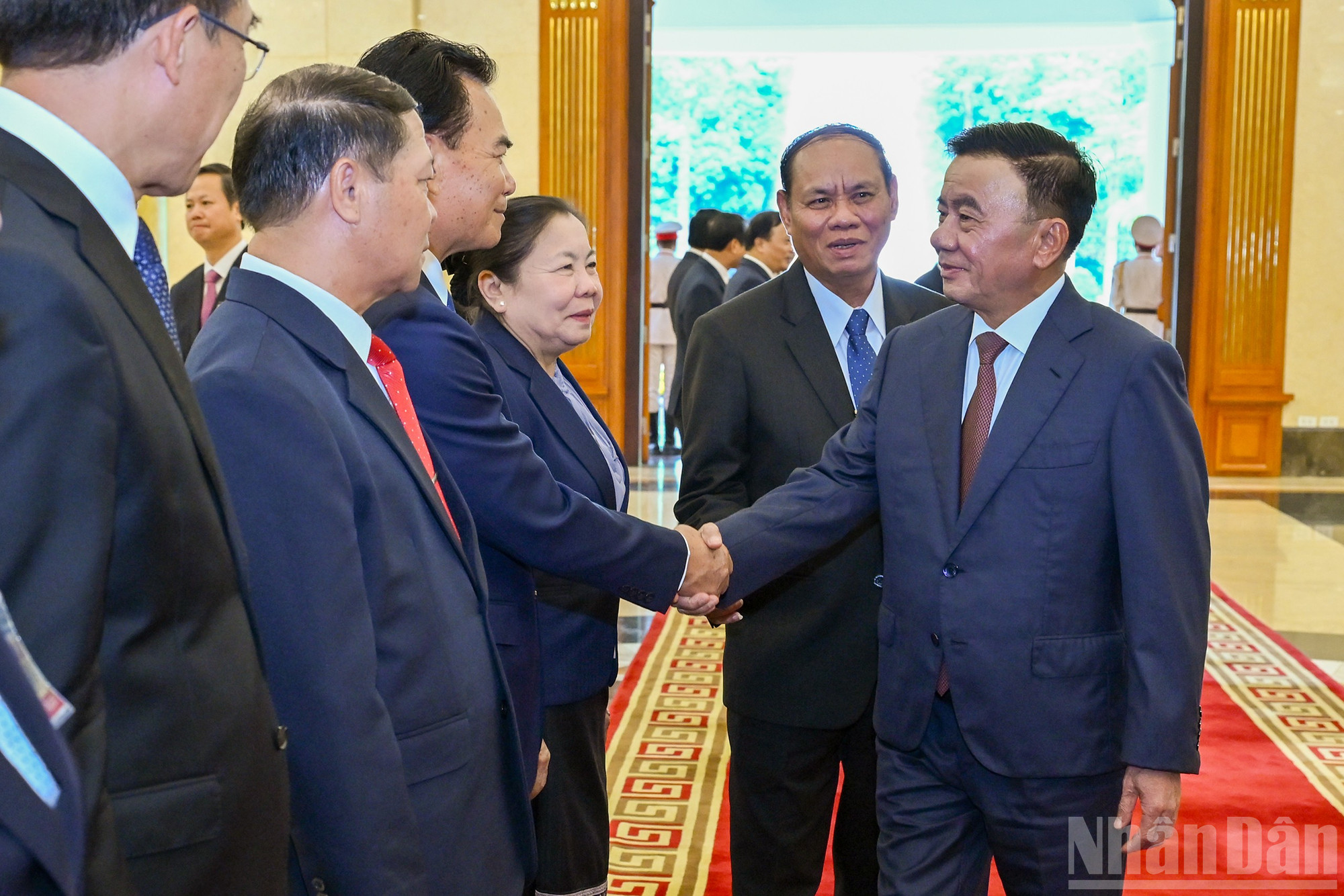 Thường trực Ban B&iacute; thư Trần Cẩm T&uacute; với c&aacute;c đại biểu th&aacute;p t&ugrave;ng Thường trực Ban B&iacute; thư Trung ương Đảng Nh&acirc;n d&acirc;n C&aacute;ch mạng L&agrave;o Vilay Vikhamphong tại lễ đ&oacute;n.