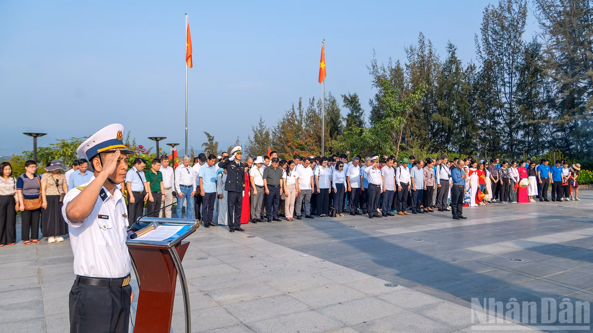 Các đại biểu dành phút mặc niệm để tưởng nhớ các Anh hùng liệt sĩ anh dũng hy sinh để bảo vệ chủ quyền biển đảo thiêng liêng của Tổ quốc.