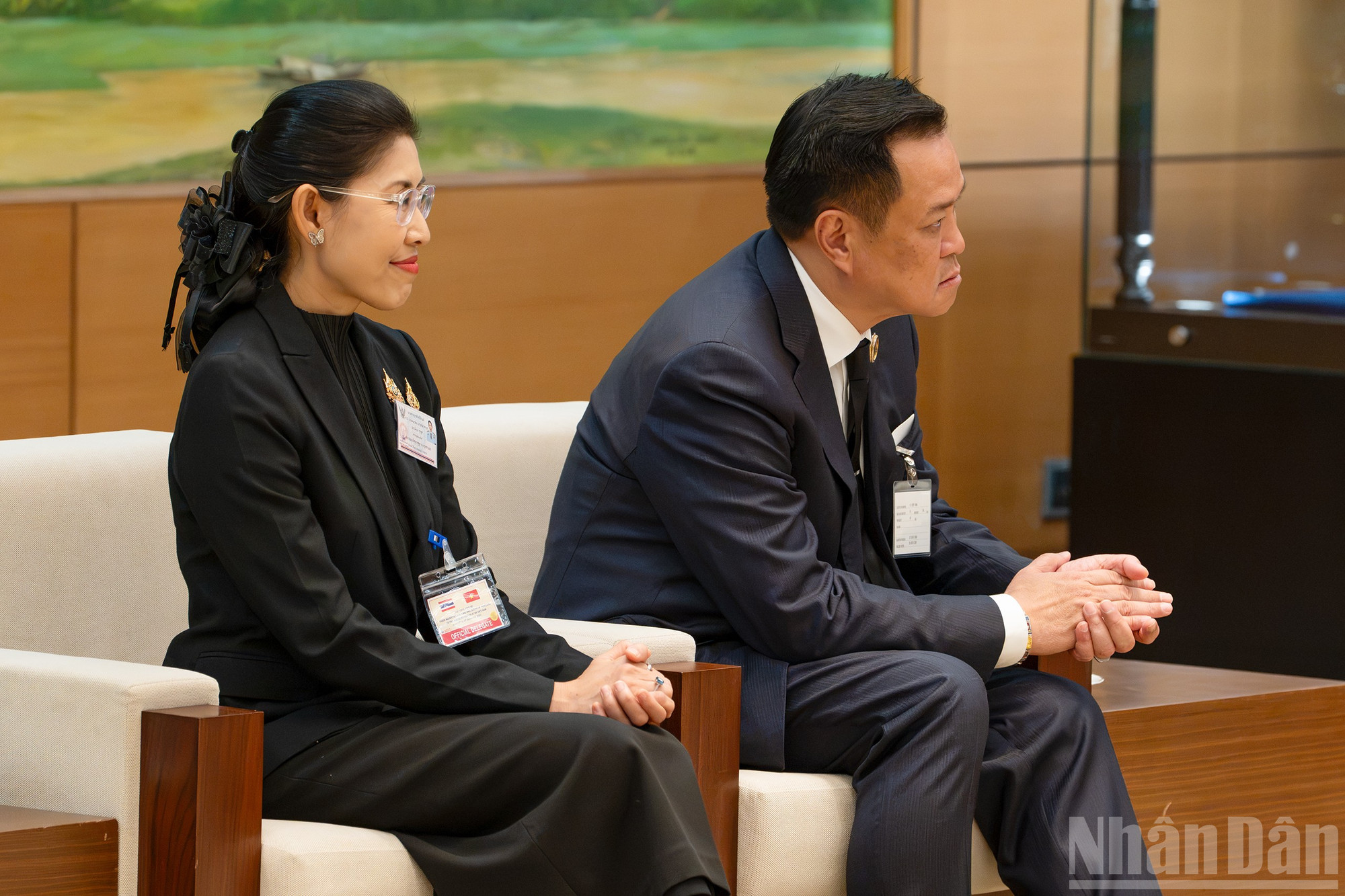 C&aacute;c đại biểu th&aacute;p t&ugrave;ng Nh&agrave; vua Vương quốc Th&aacute;i Lan Maha Vajiralongkorn Phra Vajiraklaochaoyuhua v&agrave; Ho&agrave;ng hậu dự hội kiến.