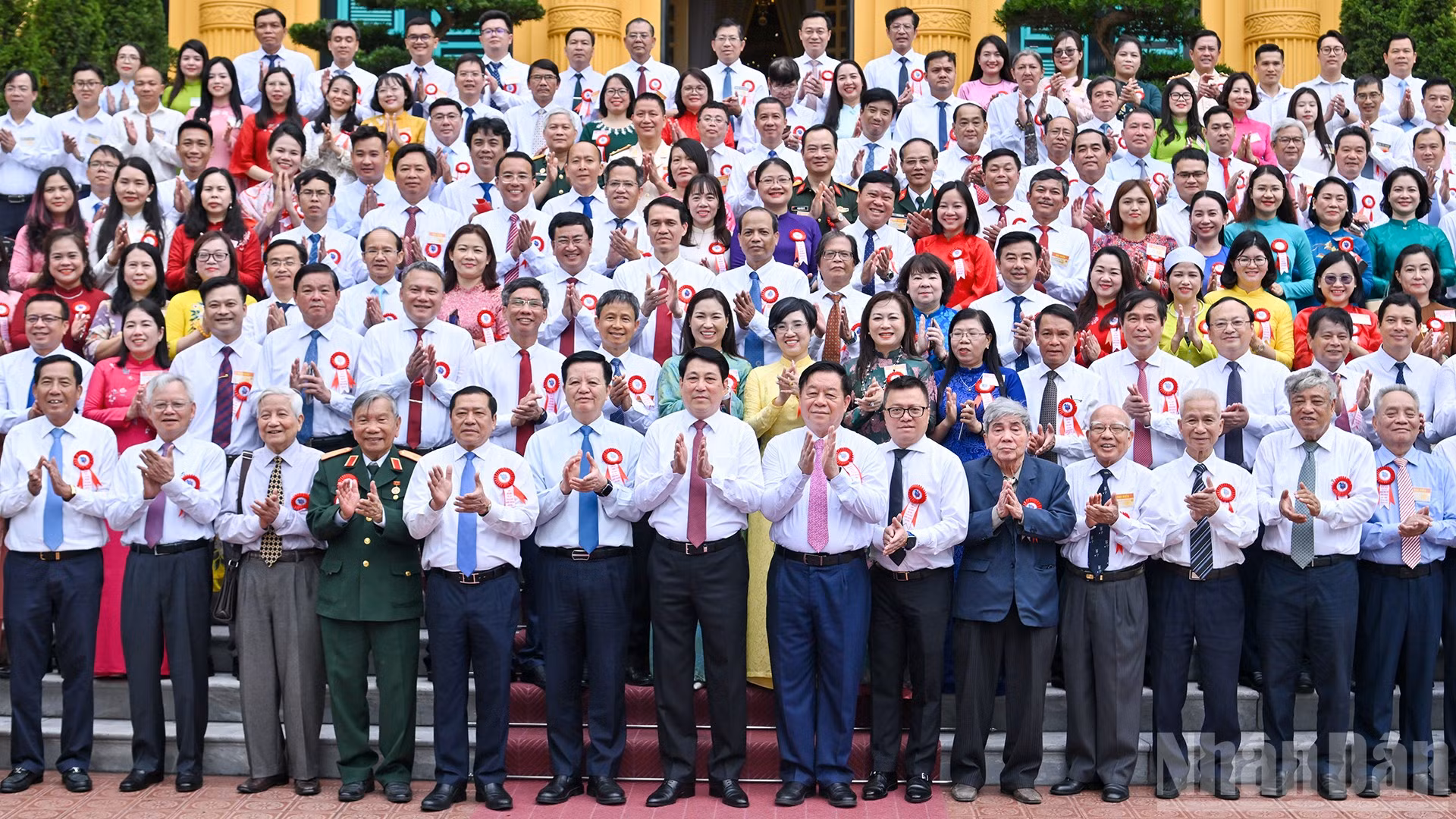Chủ tịch nước Lương Cường cùng các đại biểu và các nhà báo, người làm báo tiêu biểu tại buổi gặp mặt.