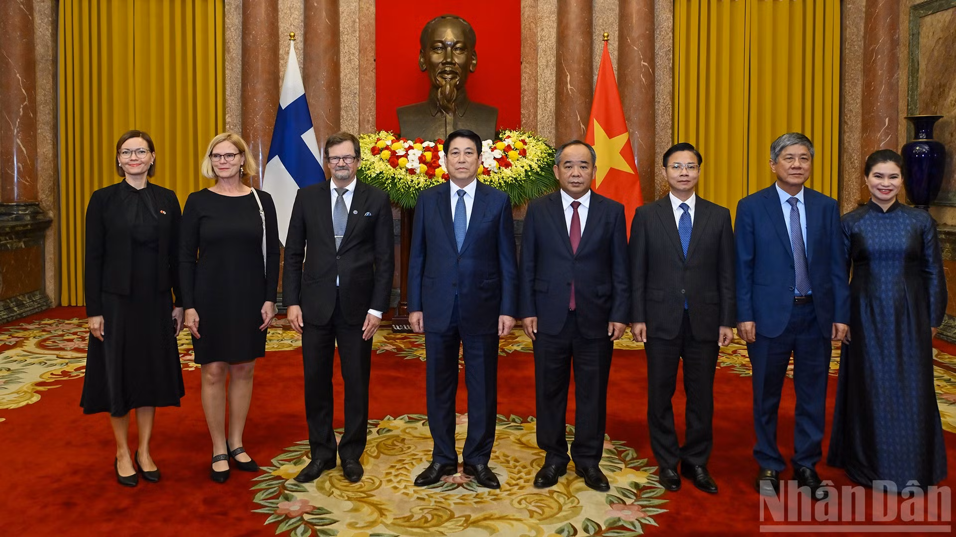 Chủ tịch nước Lương Cường và Đại sứ Cộng hòa Phần Lan tại Việt Nam Pekka Voutilainen cùng các đại biểu tại buổi lễ trình Quốc thư.