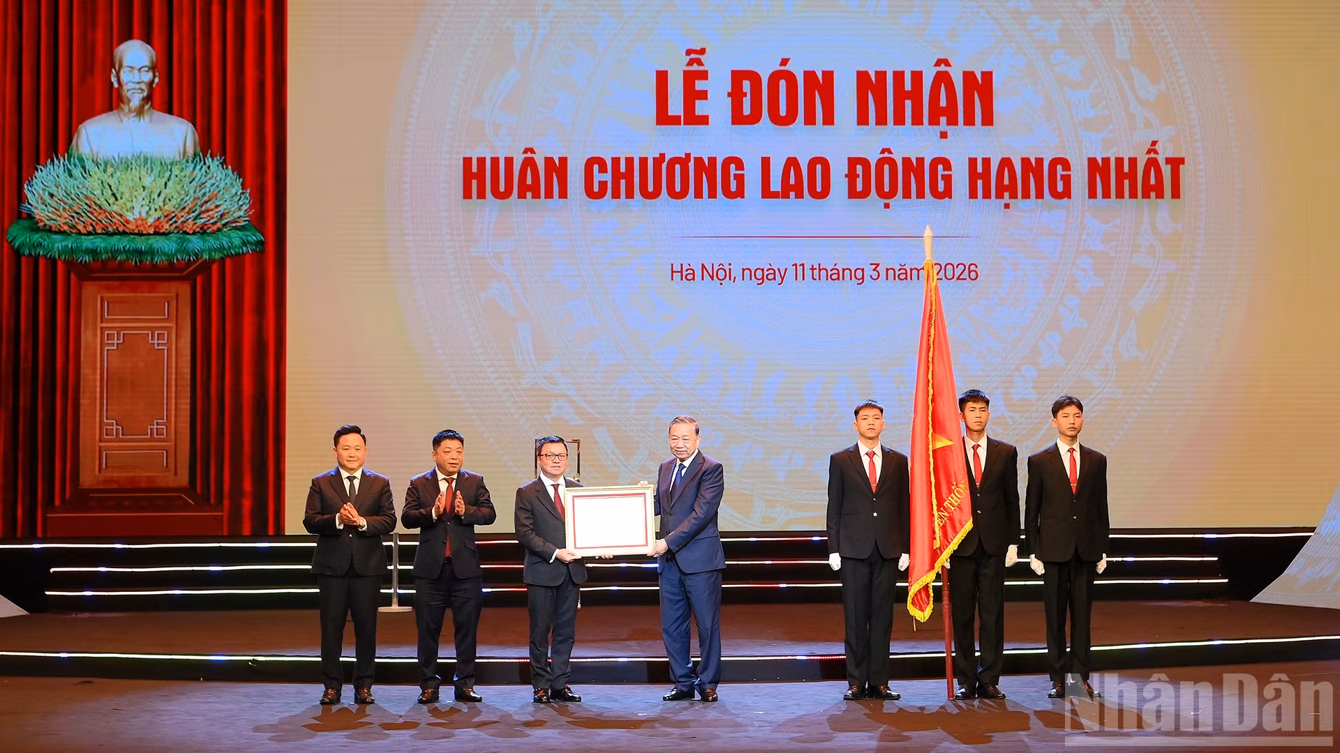 Tổng Bí thư Tô Lâm trao Huân chương Lao động Nhất tặng Báo Nhân Dân tại Lễ kỷ niệm 75 năm Ngày Báo Nhân Dân ra số đầu.