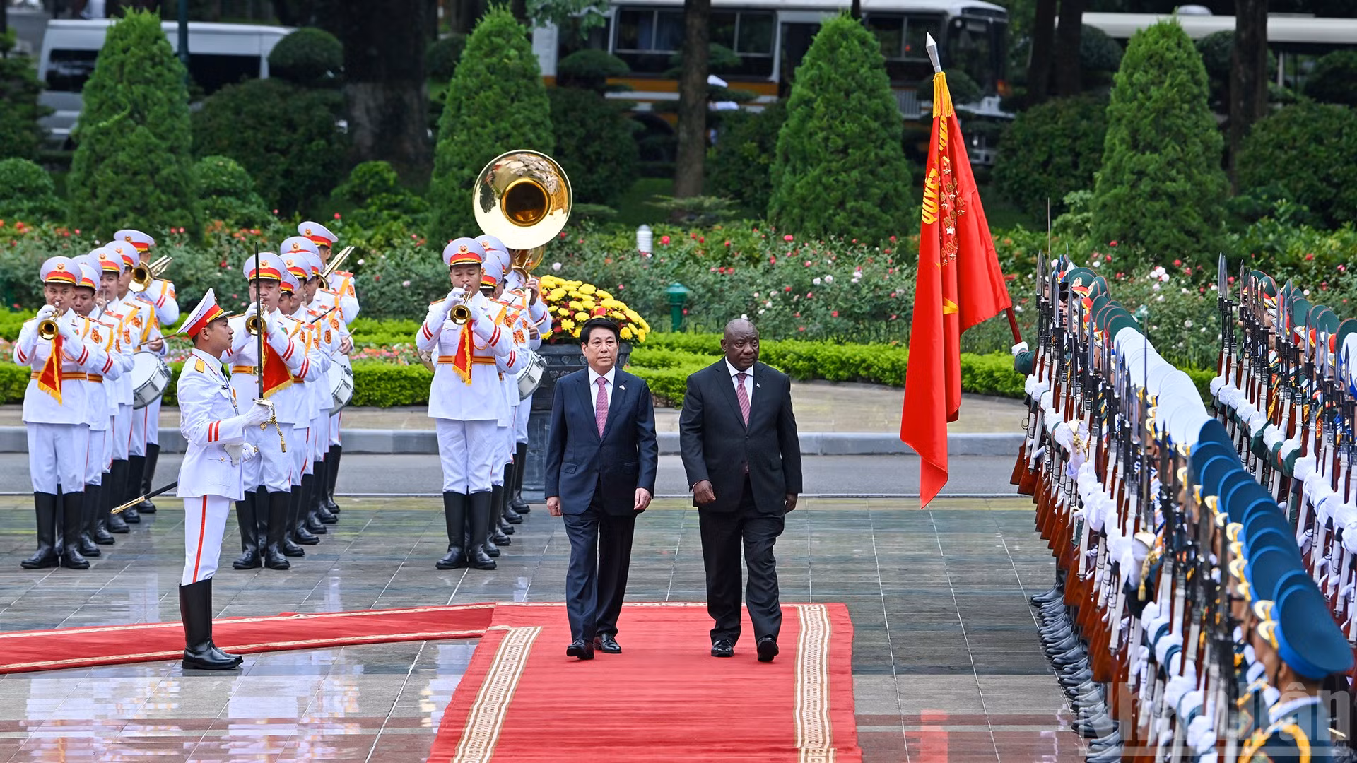 Chủ tịch nước Lương Cường và Tổng thống Nam Phi Matamela Cyril Ramaphosa duyệt Đội Danh dự Quân đội nhân dân Việt Nam.