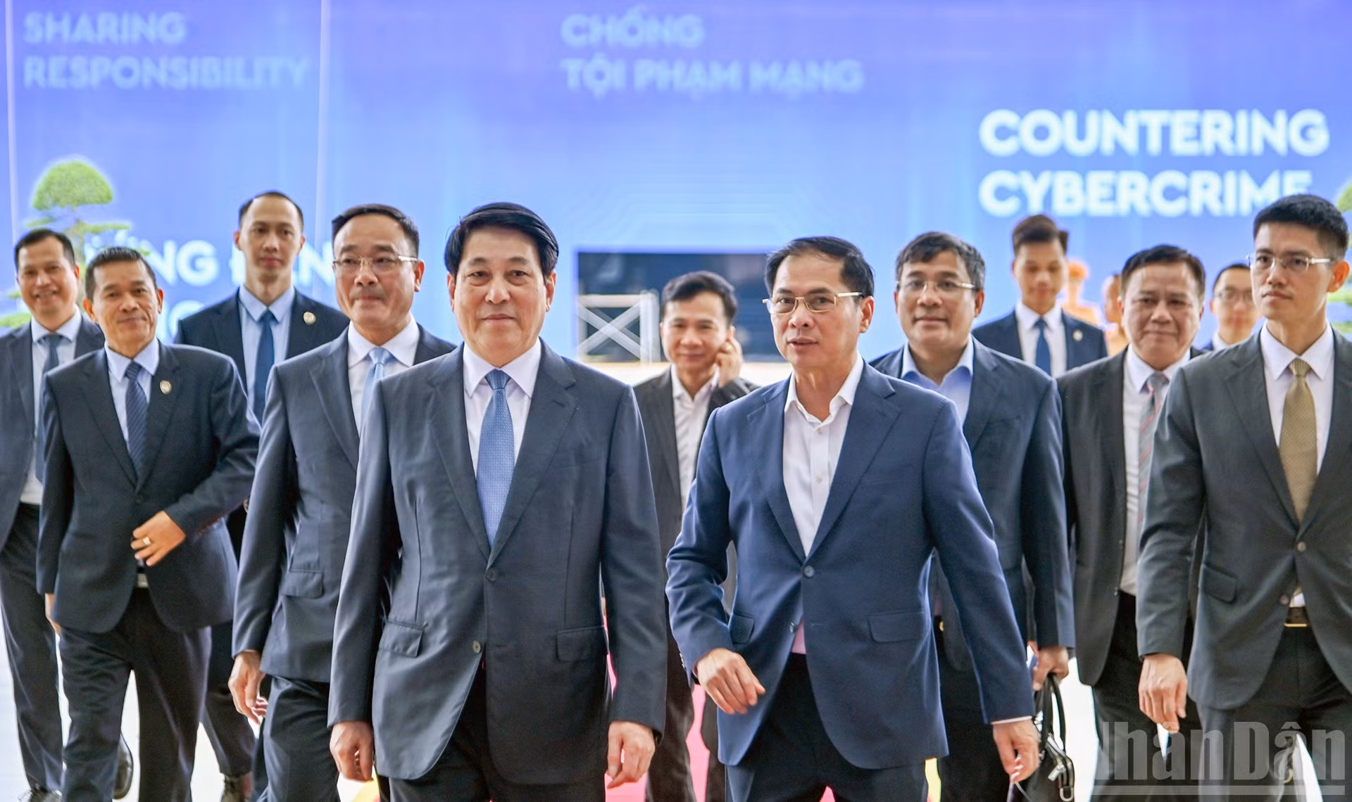 Chủ tịch nước Lương Cường, Phó Thủ tướng Bùi Thanh Sơn cùng các đại biểu tới kiểm tra buổi tổng duyệt chuẩn bị cho Lễ mở ký và Hội nghị cấp cao Công ước Liên hợp quốc về chống tội phạm mạng.