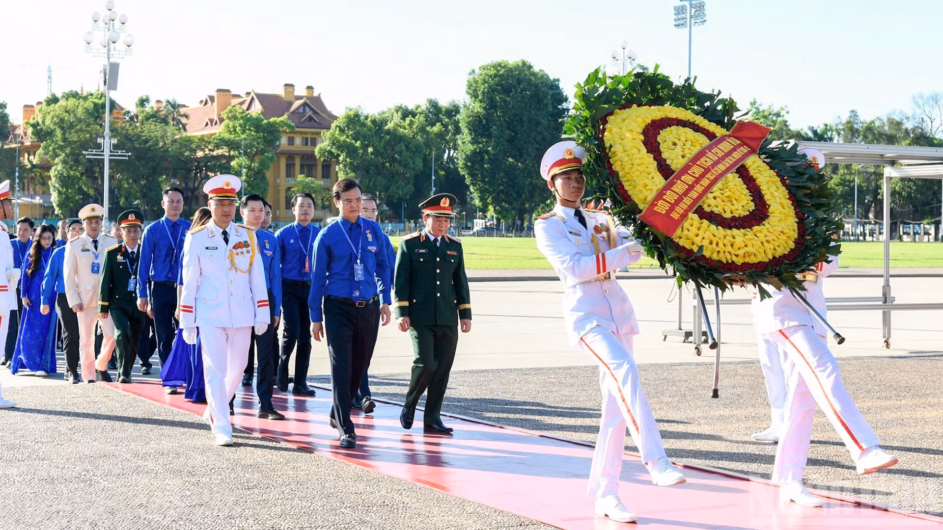 Đoàn đại biểu dự Đại hội Đoàn toàn quốc lần thứ XIII vào Lăng viếng Chủ tịch Hồ Chí Minh.