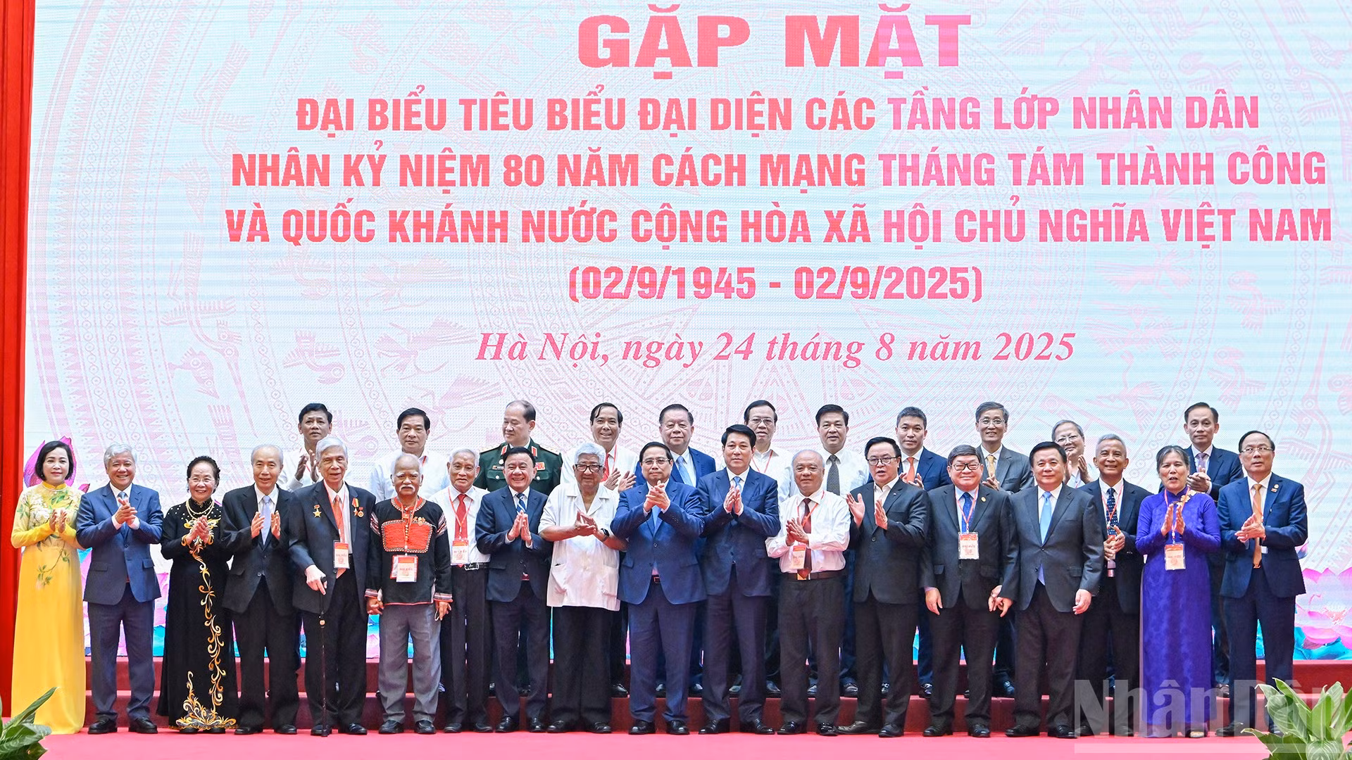 Các đồng chí lãnh đạo, nguyên lãnh đạo Đảng, Nhà nước và các đại biểu tại hội nghị.