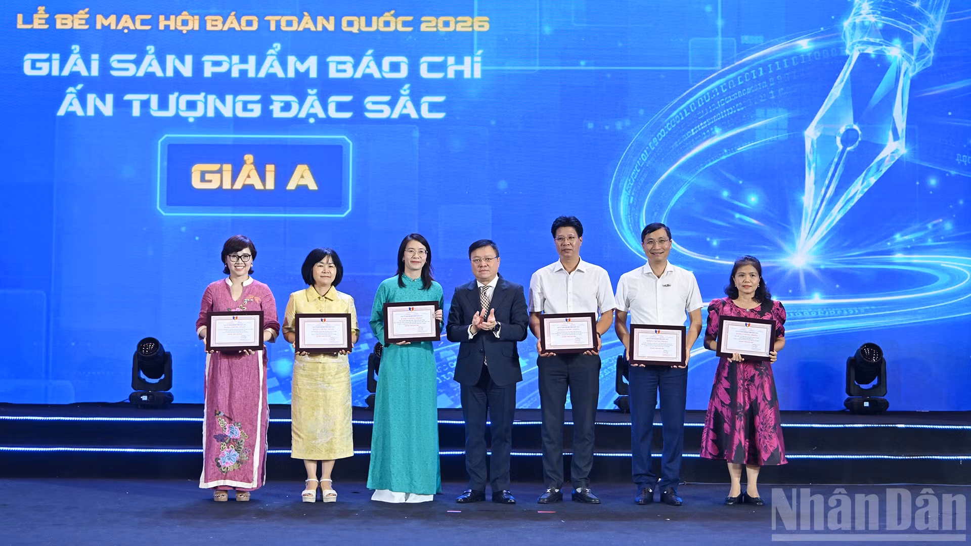 Đồng chí Lê Quốc Minh, Ủy viên Trung ương Đảng, Tổng Biên tập Báo Nhân Dân, Phó Trưởng ban Tuyên giáo và Dân vận Trung ương, Chủ tịch Hội Nhà báo Việt Nam trao giải A Giải sản phẩm báo chí ấn tượng đặc sắc tặng các đơn vị đạt giải.