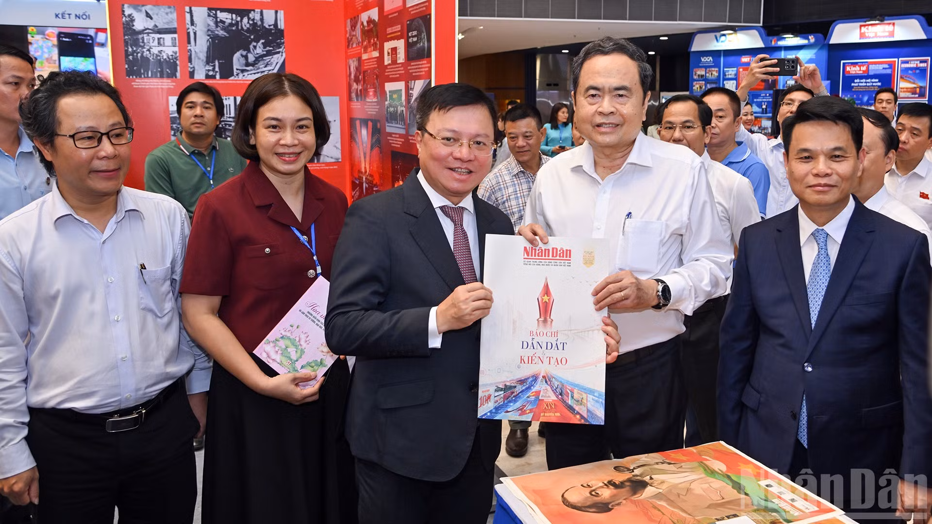 Tổng Biên tập Báo Nhân Dân Lê Quốc Minh tặng ấn phẩm đặc biệt kỷ niệm 101 năm Ngày Báo chí cách mạng Việt Nam tới Chủ tịch Quốc hội Trần Thanh Mẫn.