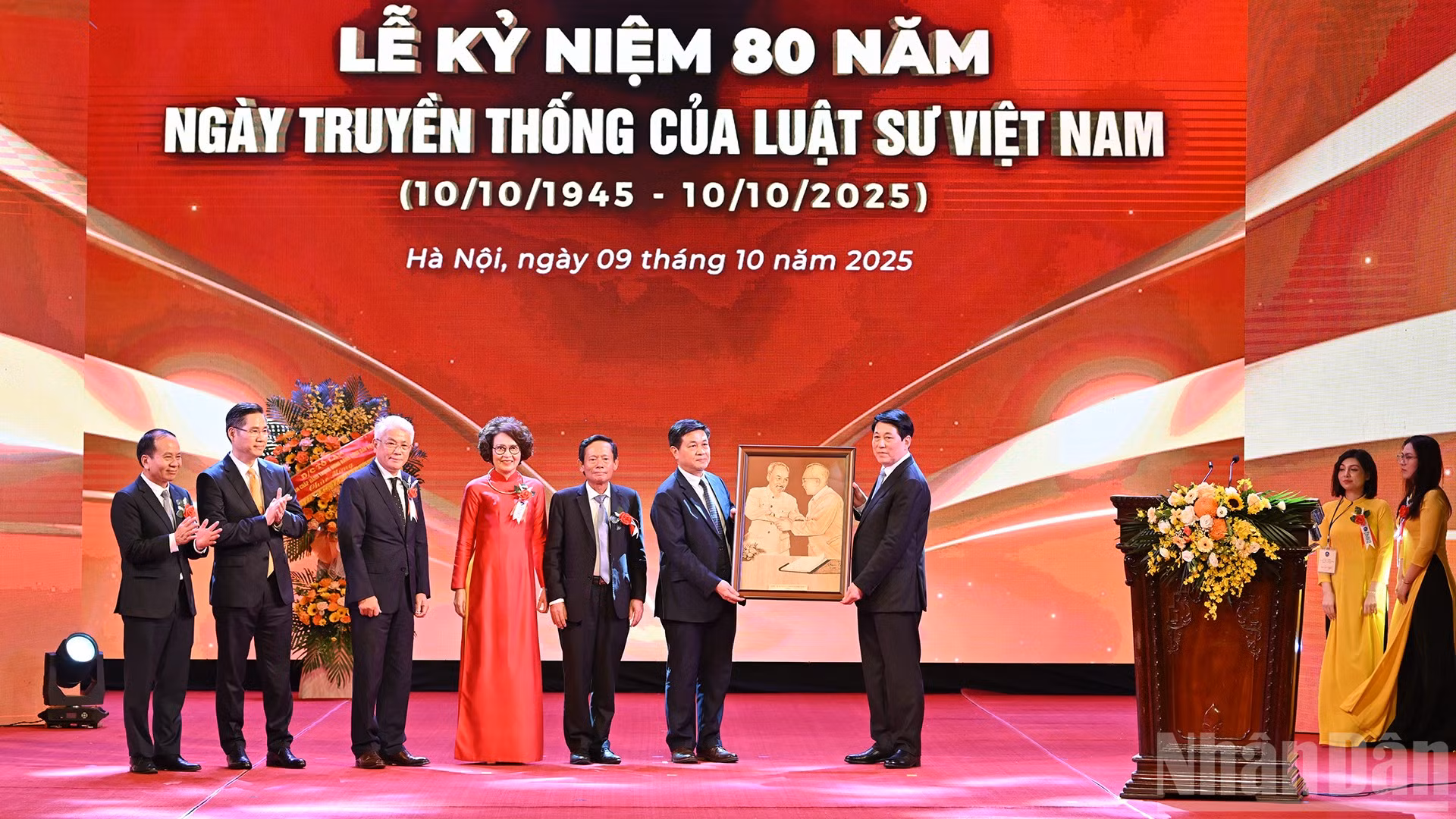 Chủ tịch nước Lương Cường trao quà tặng Liên đoàn Luật sư Việt Nam tại lễ kỷ niệm.