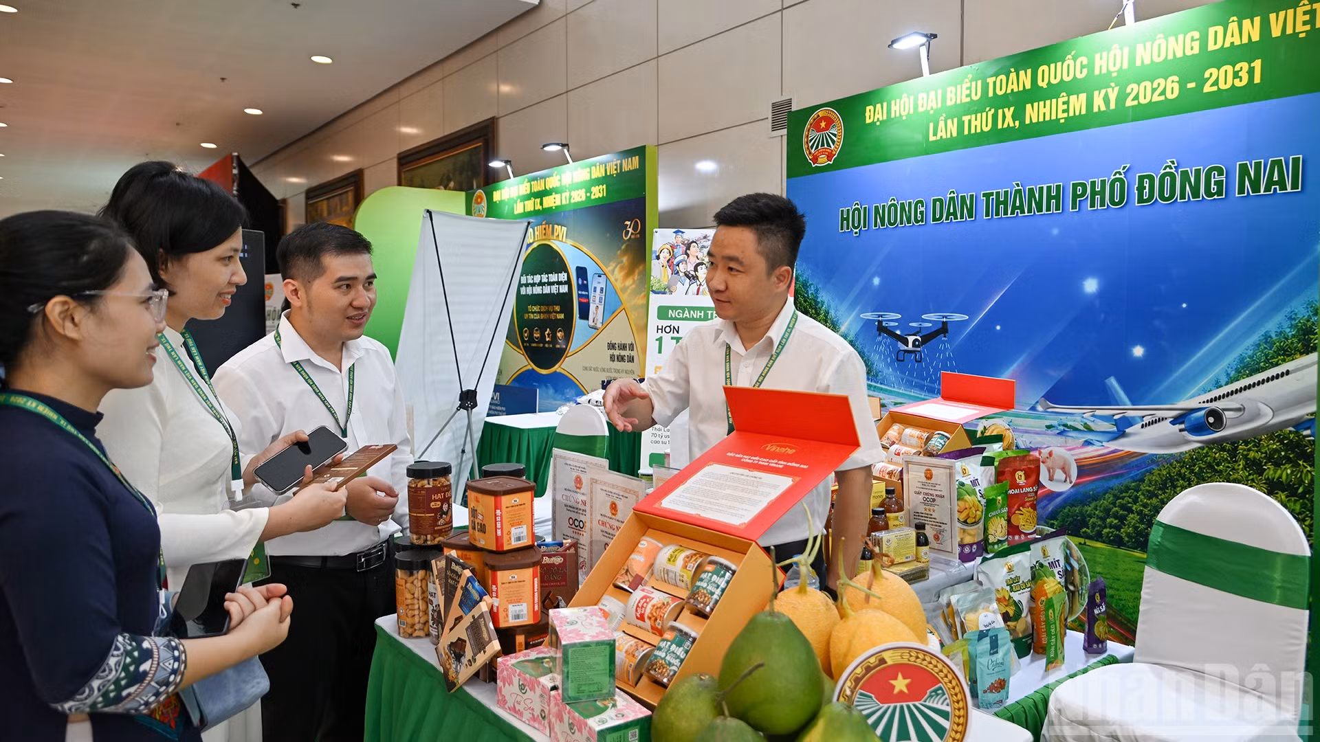 Các đại biểu tìm hiểu về sản phẩm nông nghiệp địa phương tại gian trưng bày của Hội Nông dân thành phố Đồng Nai.