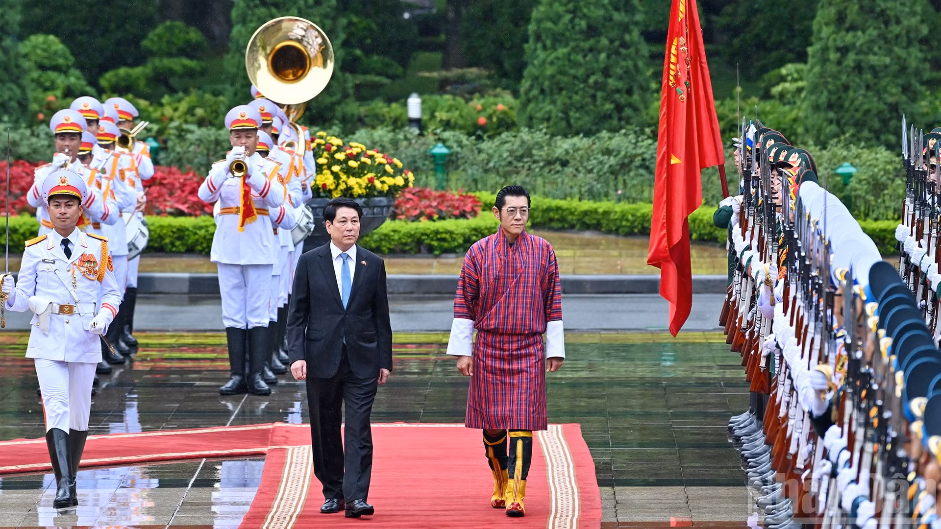 Chủ tịch nước Lương Cường và Quốc vương Bhutan Jigme Khesar Namgyel Wangchuck duyệt Đội Danh dự Quân đội nhân dân Việt Nam tại lễ đón.