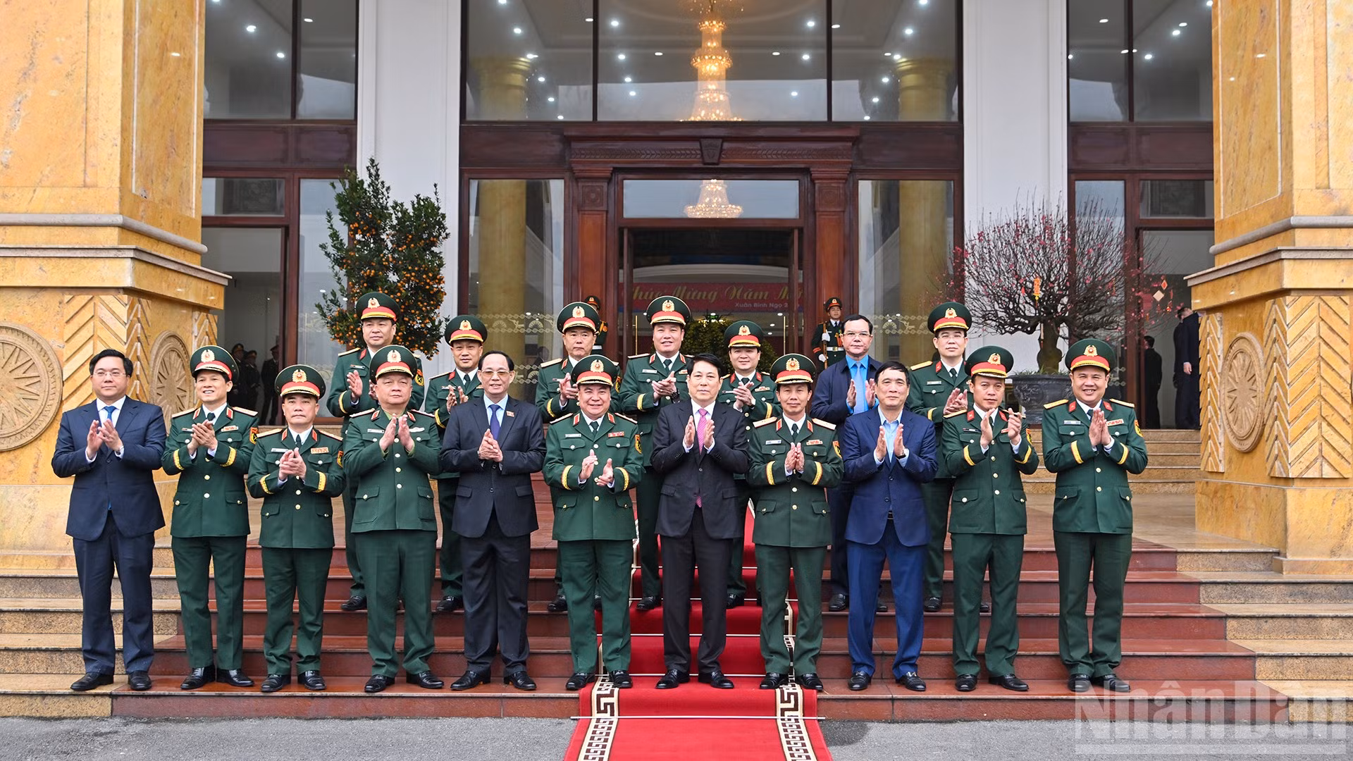 Chủ tịch nước Lương Cường với các đại biểu tại Trụ sở Quân khu 2.