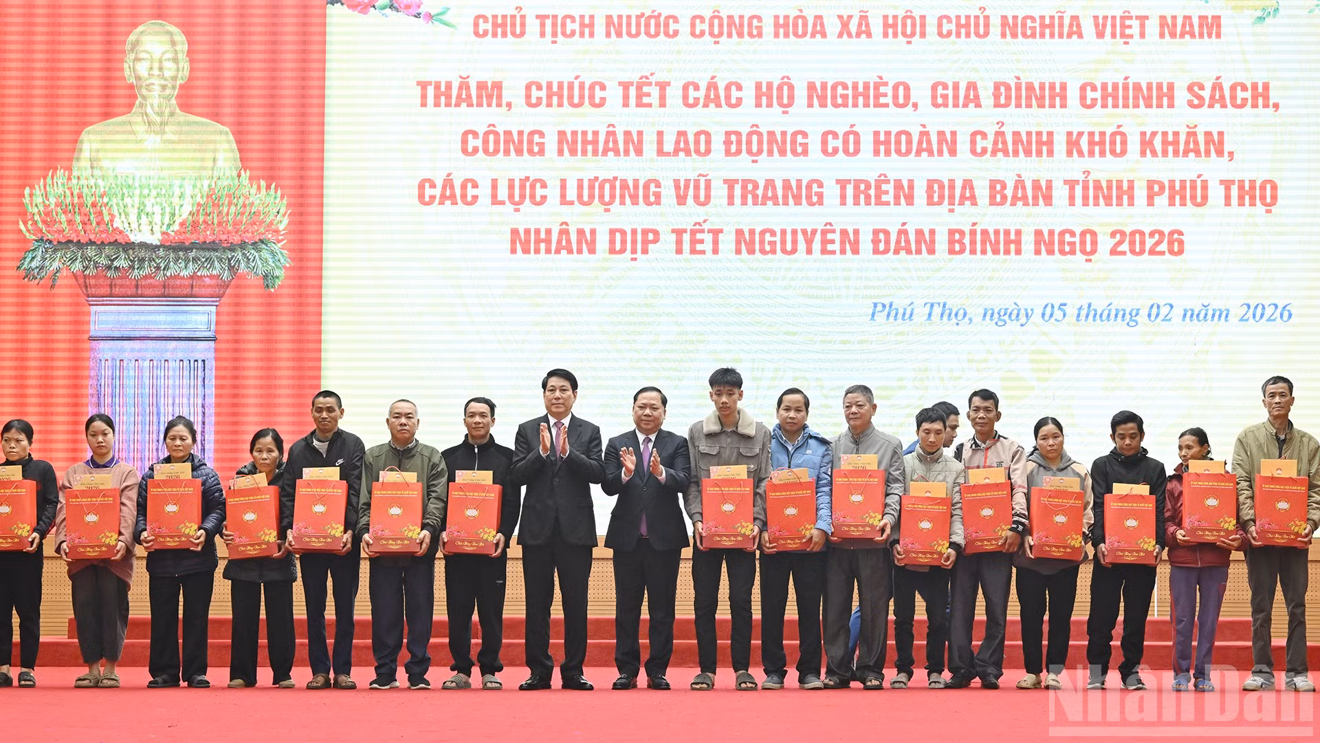 Chủ tịch nước Lương Cường và Phó Bí thư Đảng ủy Mặt trận Tổ quốc, các đoàn thể Trung ương Nguyễn Phi Long trao quà tặng nhân dân tỉnh Phú Thọ.