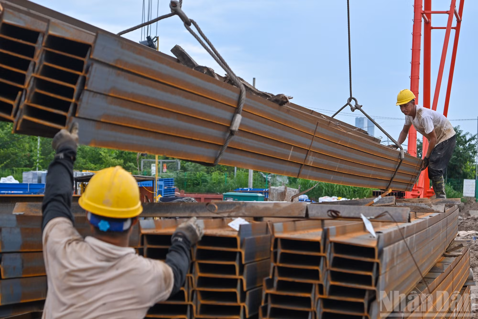 Dù thời tiết những ngày này tại Hà Nội không thuận lợi nhưng các kíp vẫn thi công trên tinh thần khẩn trương, nghiêm túc để bảo đảm tiến độ đề ra.