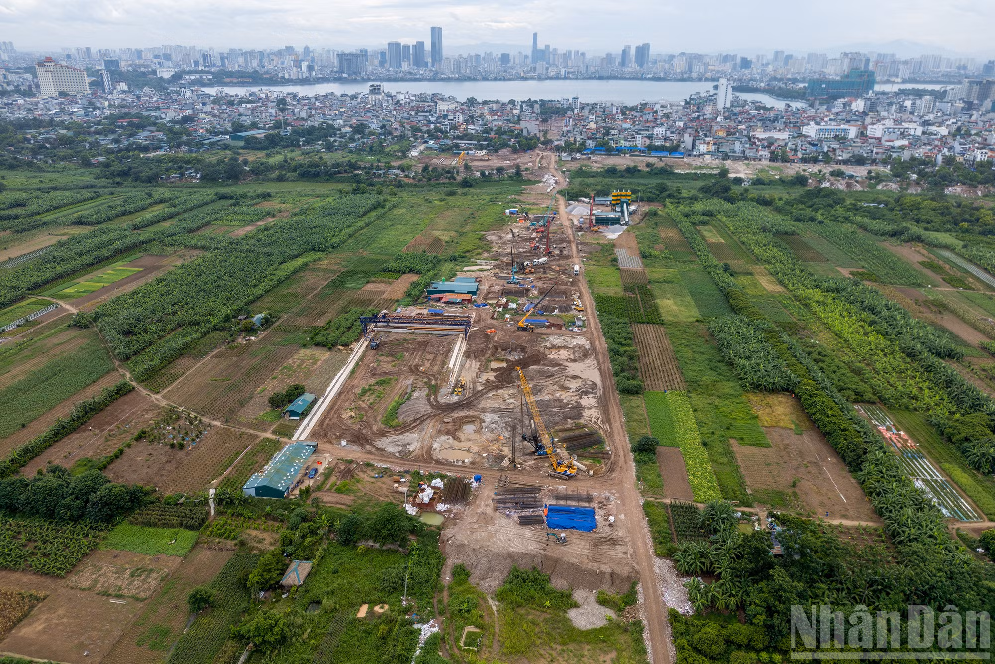 Dự án đầu tư xây dựng cầu Tứ Liên và đường dẫn hai đầu cầu được khởi công ngày 19/5/2025. Chiều dài tuyến: 5,15km; điểm đầu là nút giao với đường Nghi Tàm, phường Tây Hồ.