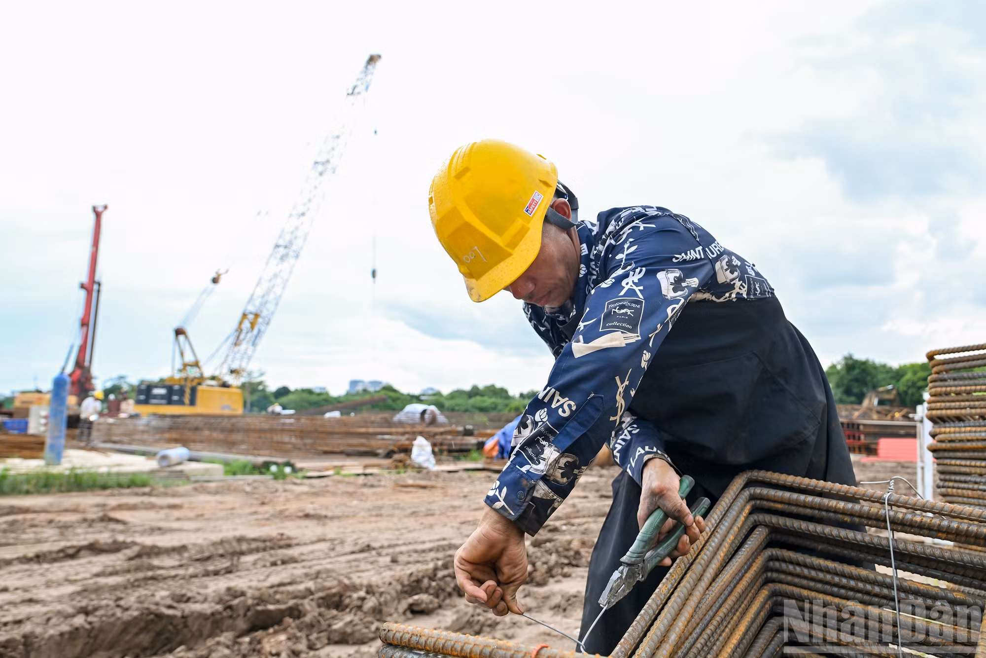 Hiện, liên danh nhà thầu bố trí 14 mũi thi công lớn, nhỏ trải dài trên toàn dự án (2 mũi thi công cầu chính dây văng vượt sông Hồng, 2 mũi thi công cầu đúc hẫng vượt sông Đuống, 2 mũi thi công cầu dẫn, 2 mũi thi công các cầu nhánh nút giao Nghi Tàm và nút giao Trường Sa; 5 mũi thi công hầm chui vượt đường Trường Sa và 1 mũi thi công hạ tầng).