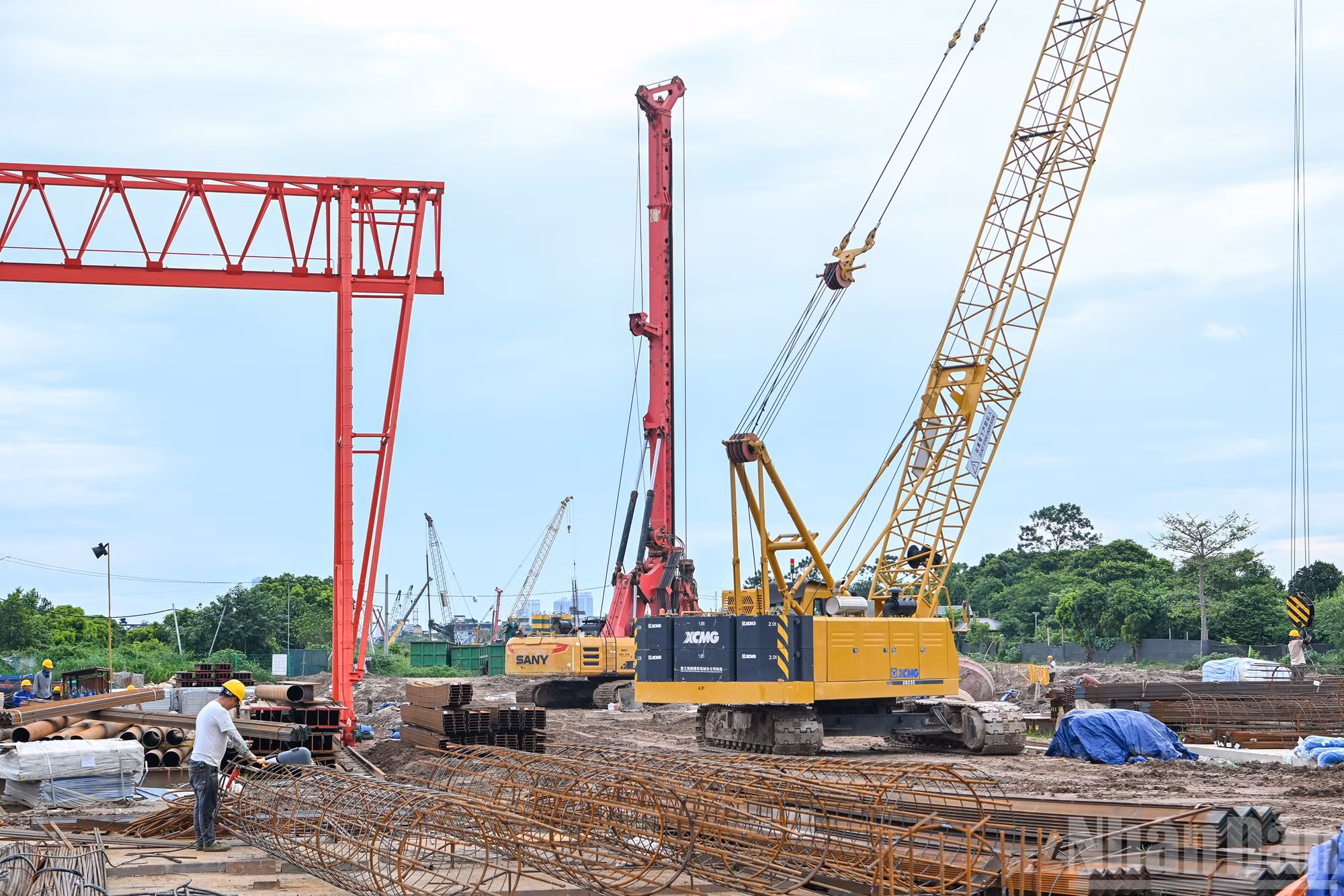 Chủ đầu tư dự án là Ban quản lý dự án đầu tư xây dựng công trình giao thông thành phố Hà Nội; đứng đầu liên danh nhà thầu là Công ty Trách nhiệm hữu hạn Tập đoàn Xây dựng Thái Bình Dương. Đến nay, công tác giải phóng mặt bằng đã hoàn thành 100% với 62,51ha.